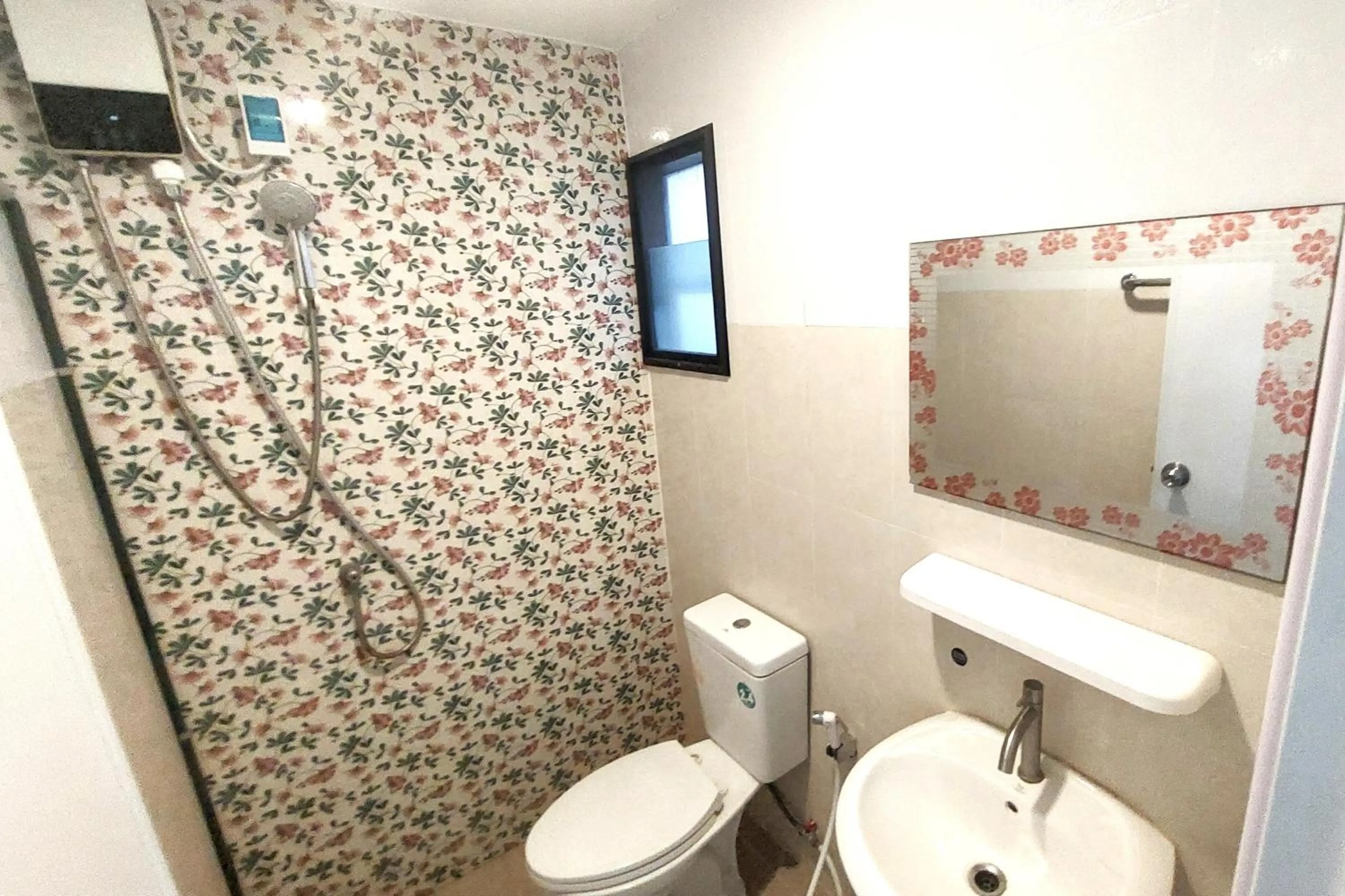 Bathroom in OYO 75396 Look Shine Apartment