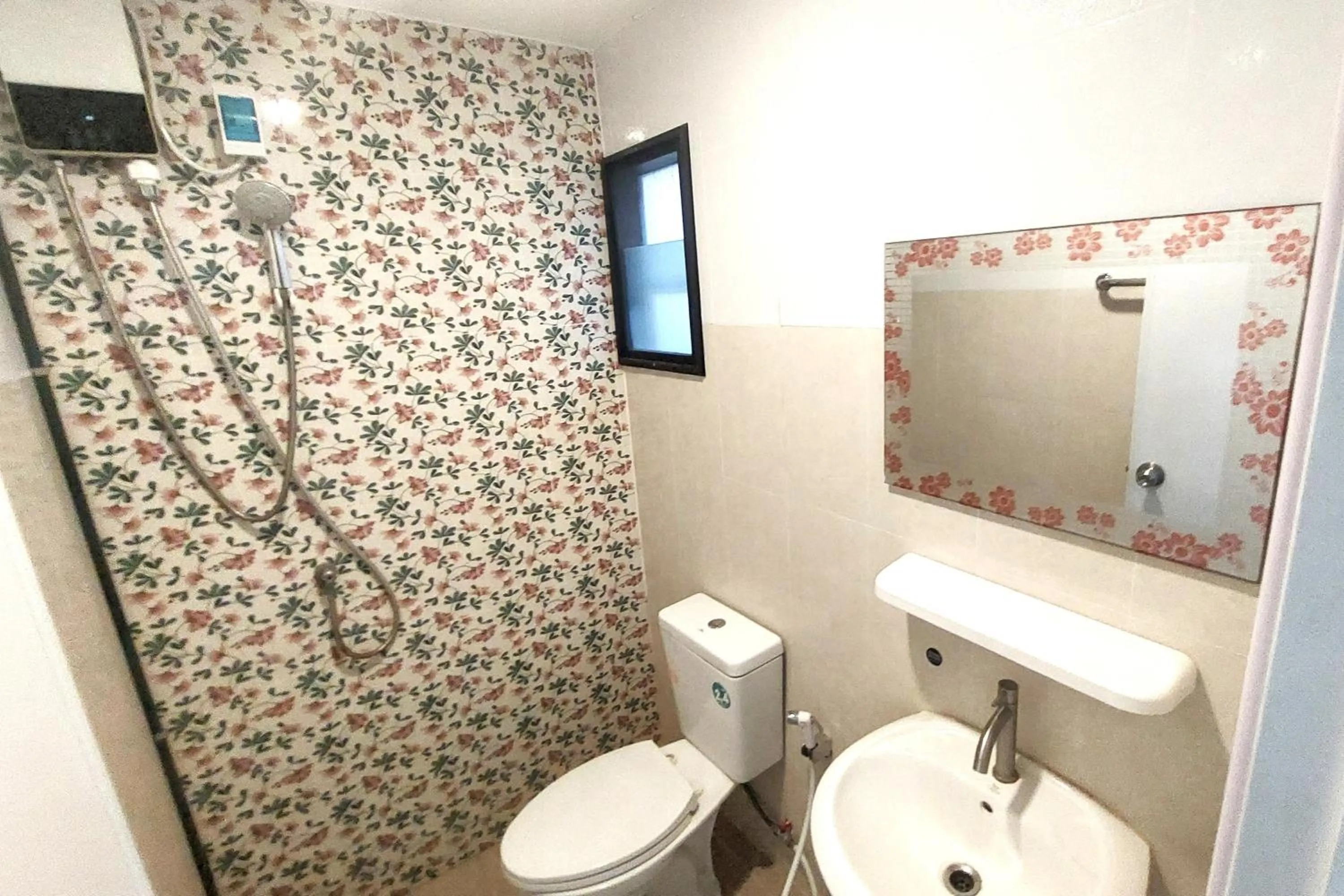 Bathroom in OYO 75396 Look Shine Apartment