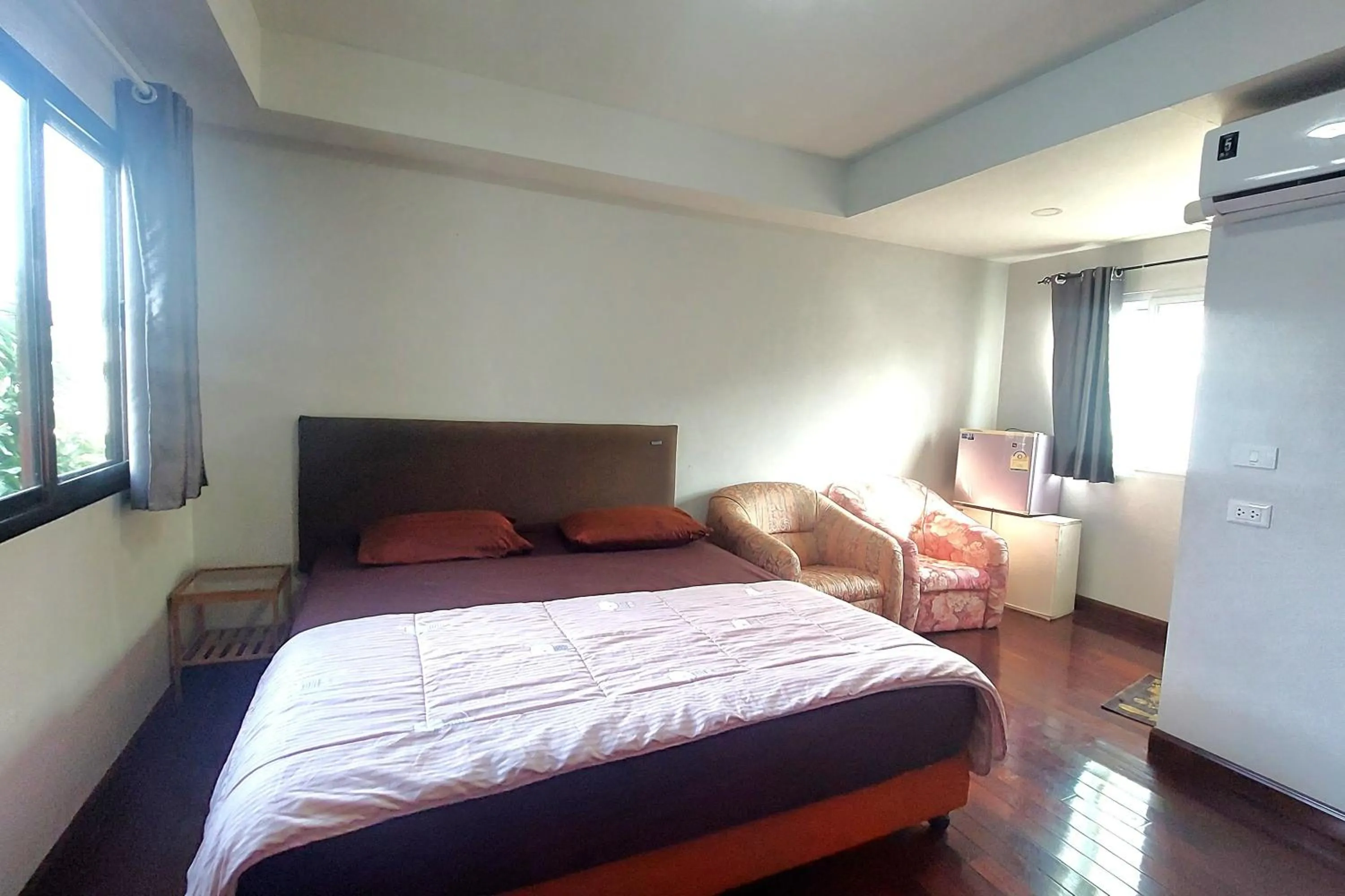Bed in OYO 75396 Look Shine Apartment