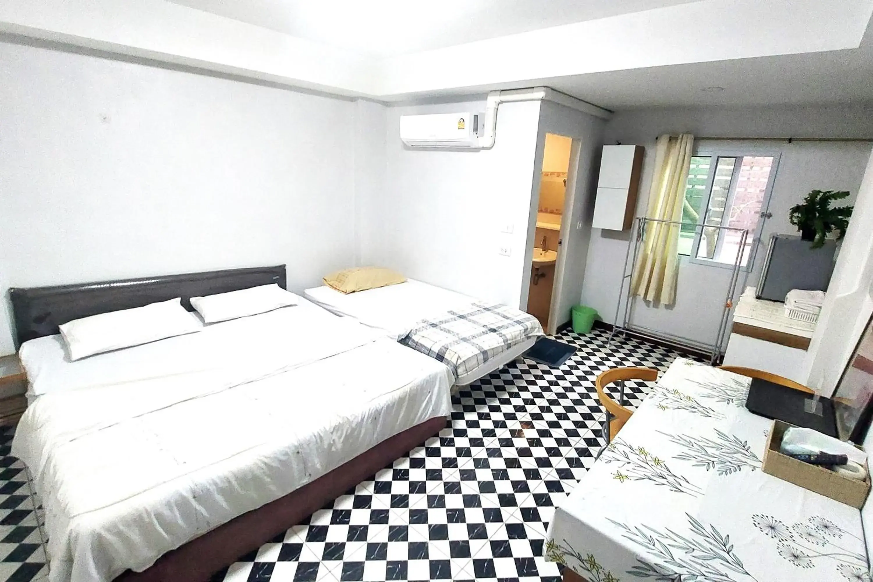 Triple Room in OYO 75396 Look Shine Apartment Triple Room in OYO 75396 Look Shine Apartment