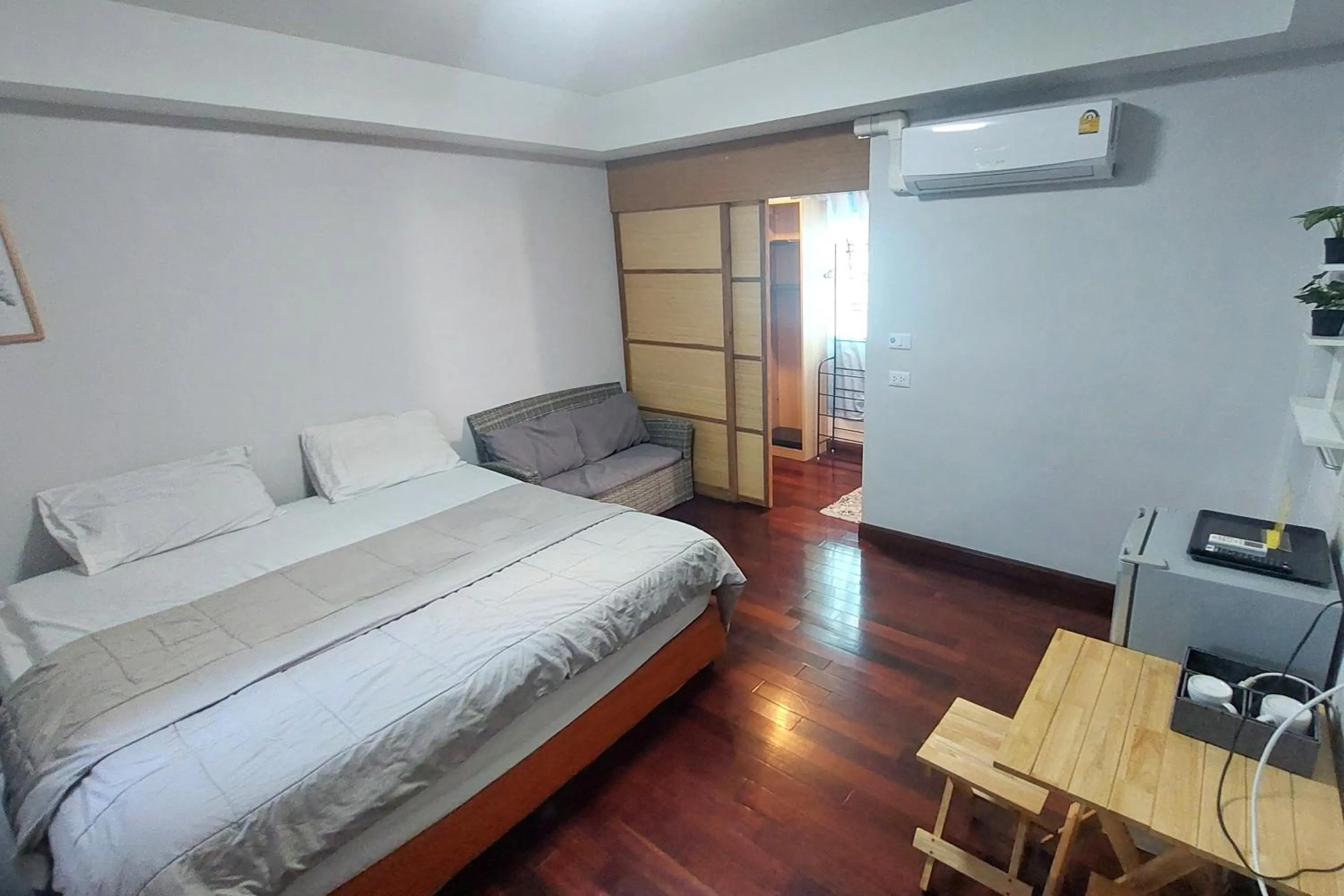 Bed in OYO 75396 Look Shine Apartment