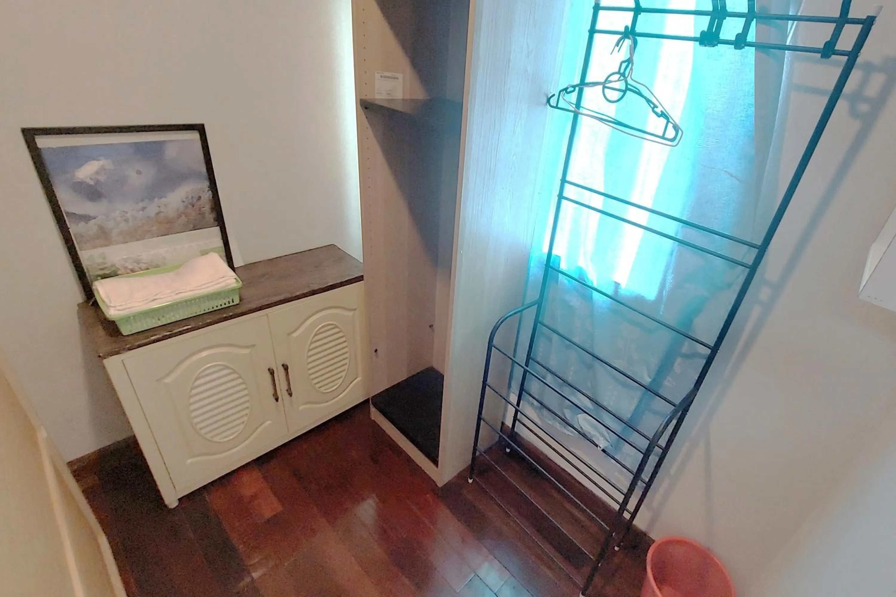 wardrobe in OYO 75396 Look Shine Apartment