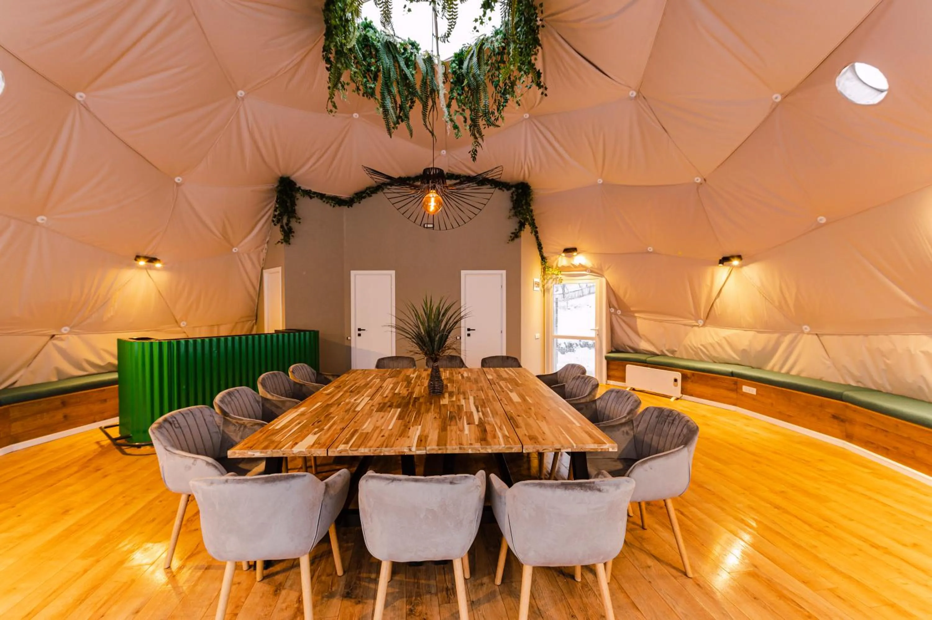 Restaurant/places to eat in Moon Village Comarnic