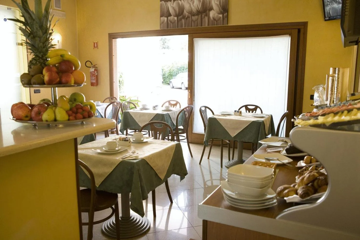 Restaurant/places to eat in Hotel Cris