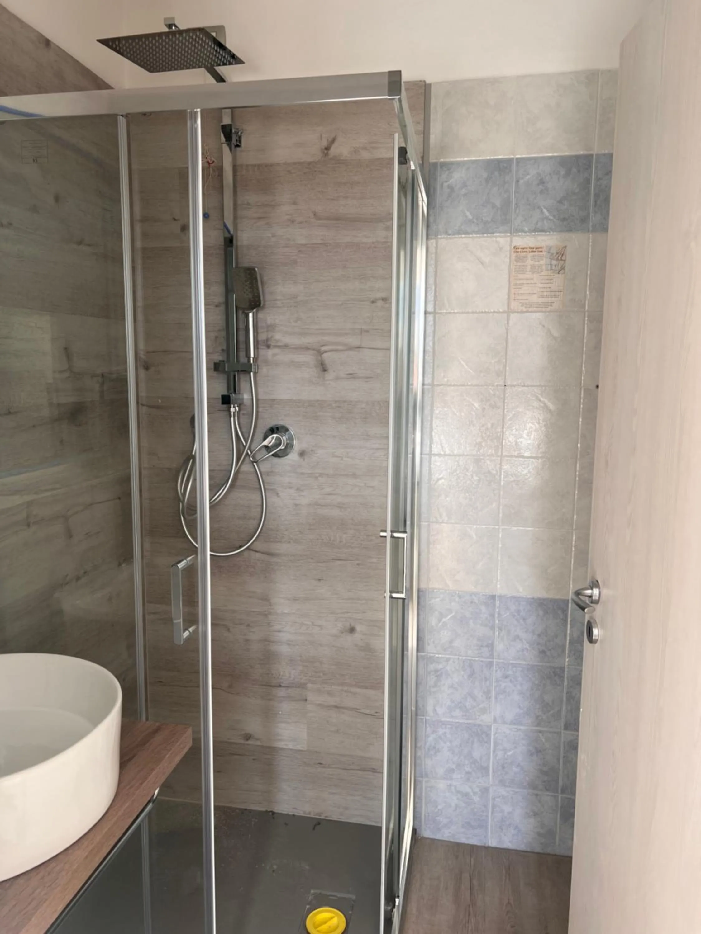 Shower in Hotel Canarino