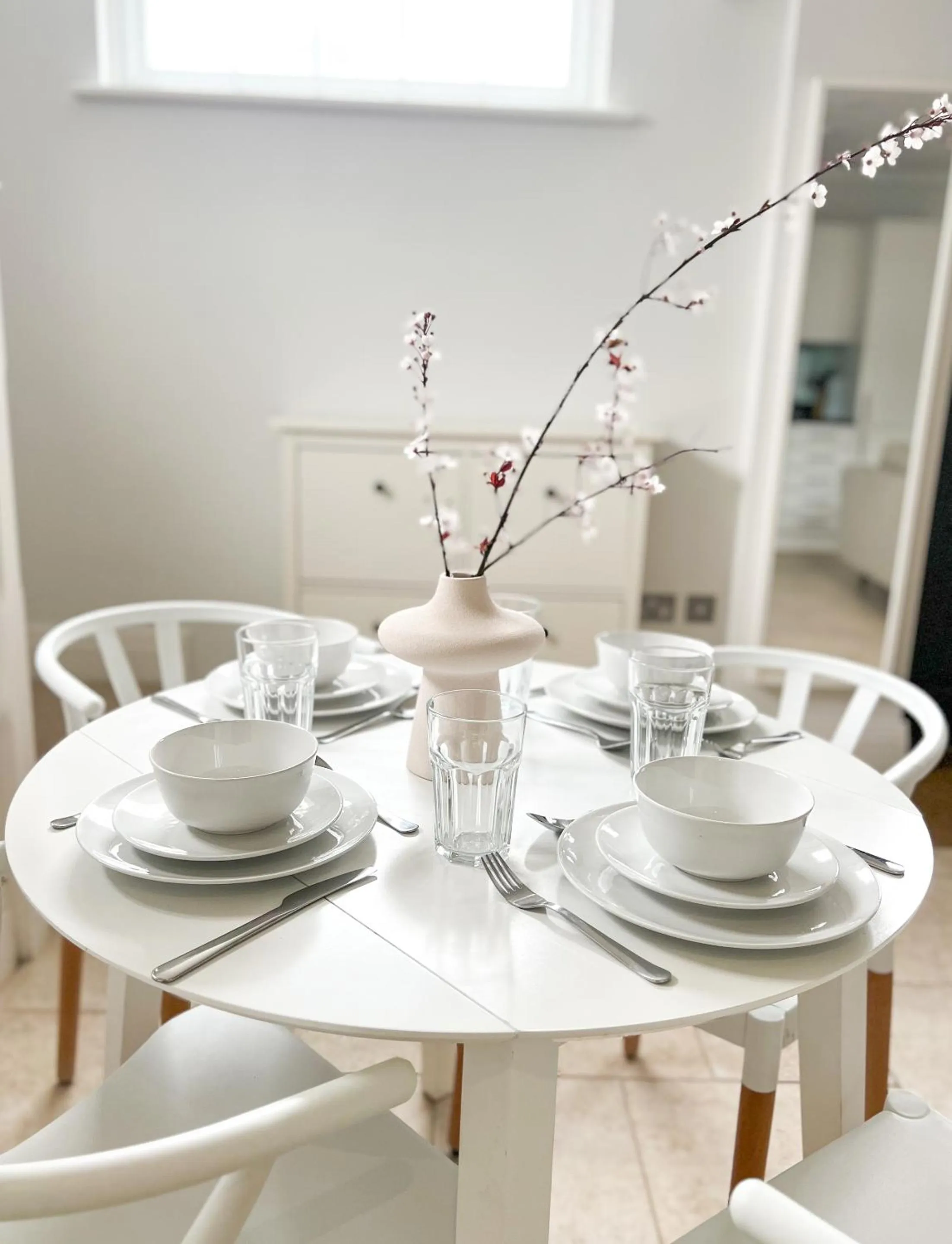 Dining area in Windsor Mews by Stay Focused SA