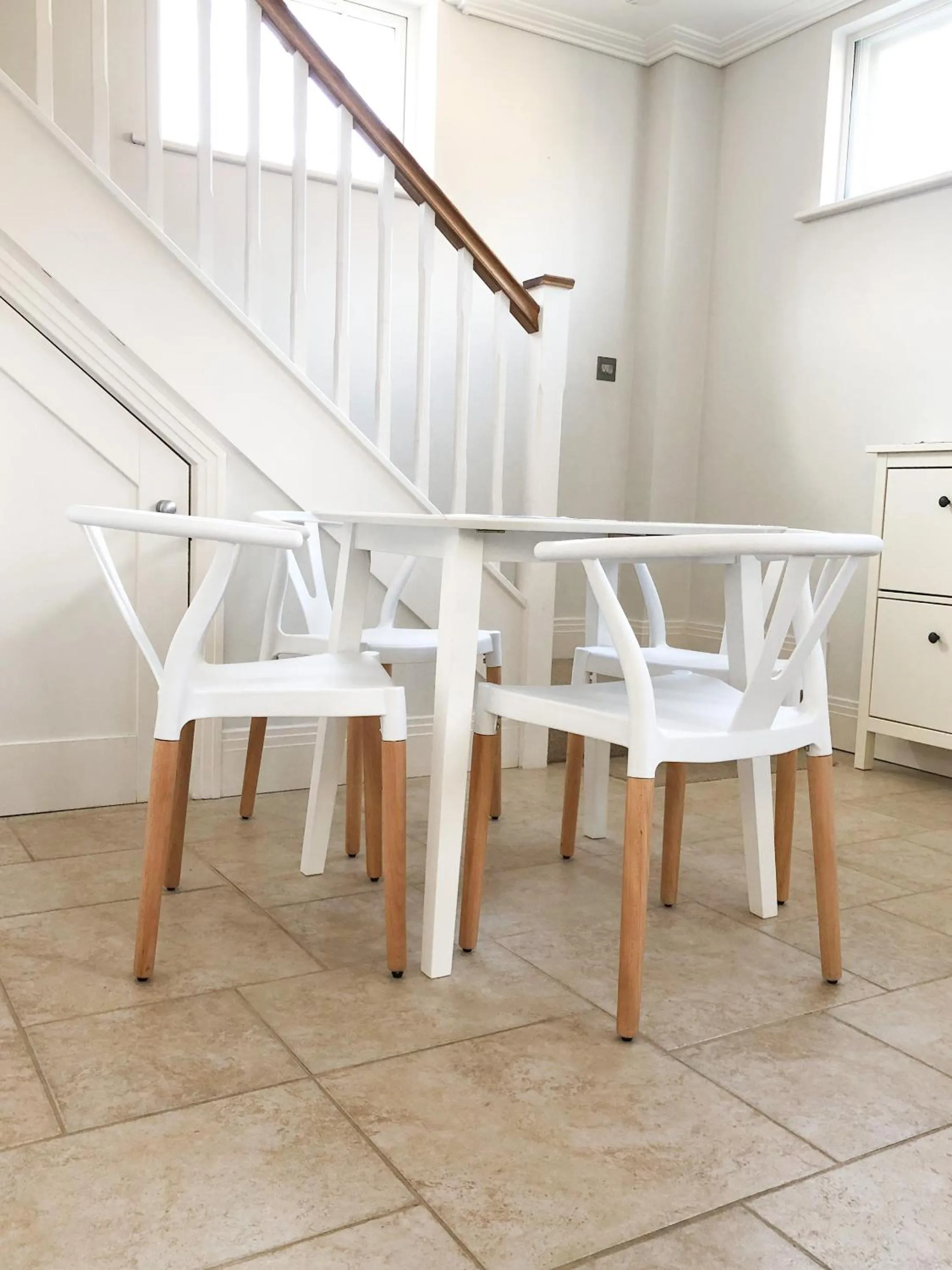 Dining area in Windsor Mews by Stay Focused SA