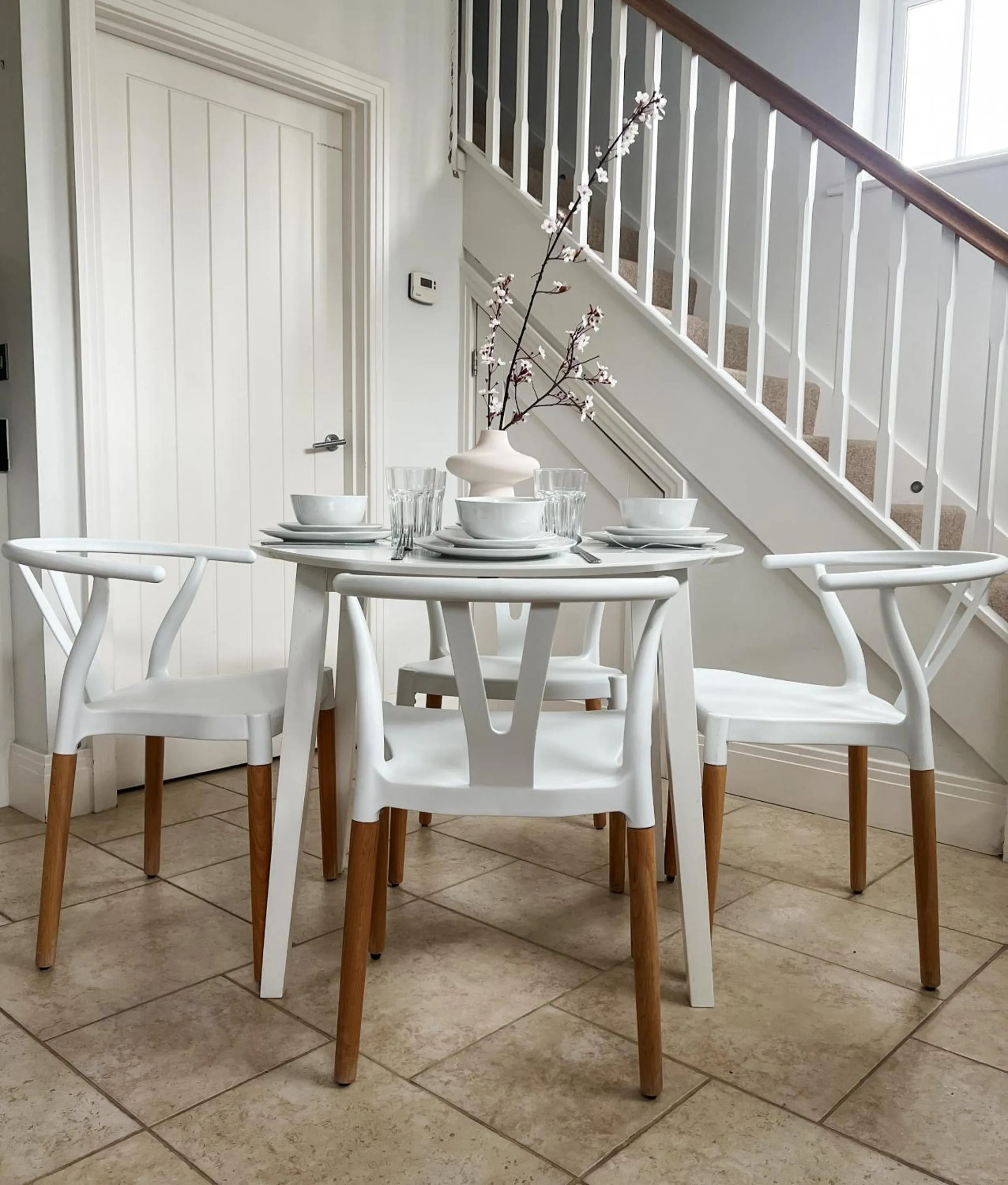 Dining area in Windsor Mews by Stay Focused SA