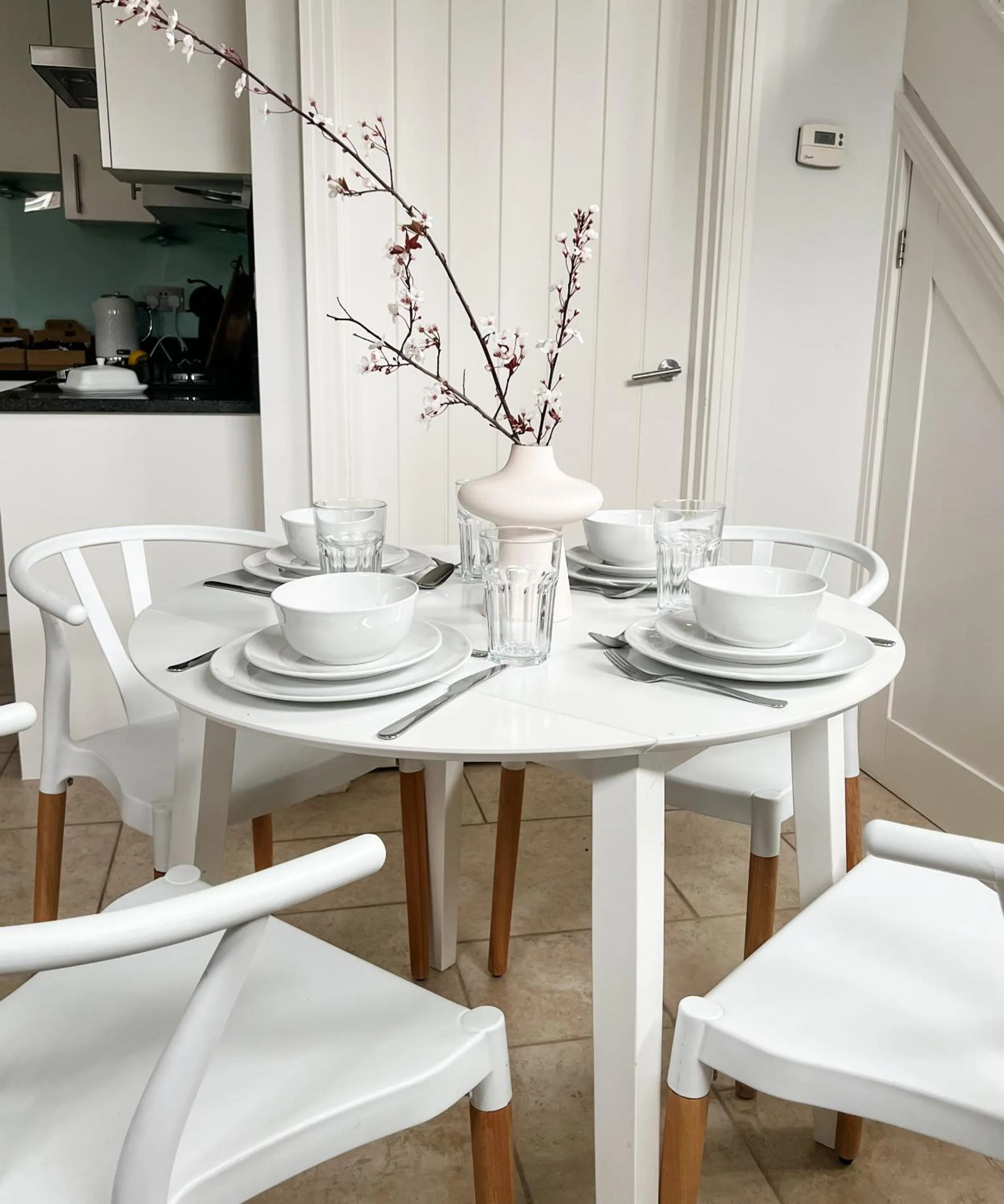 Dining area in Windsor Mews by Stay Focused SA