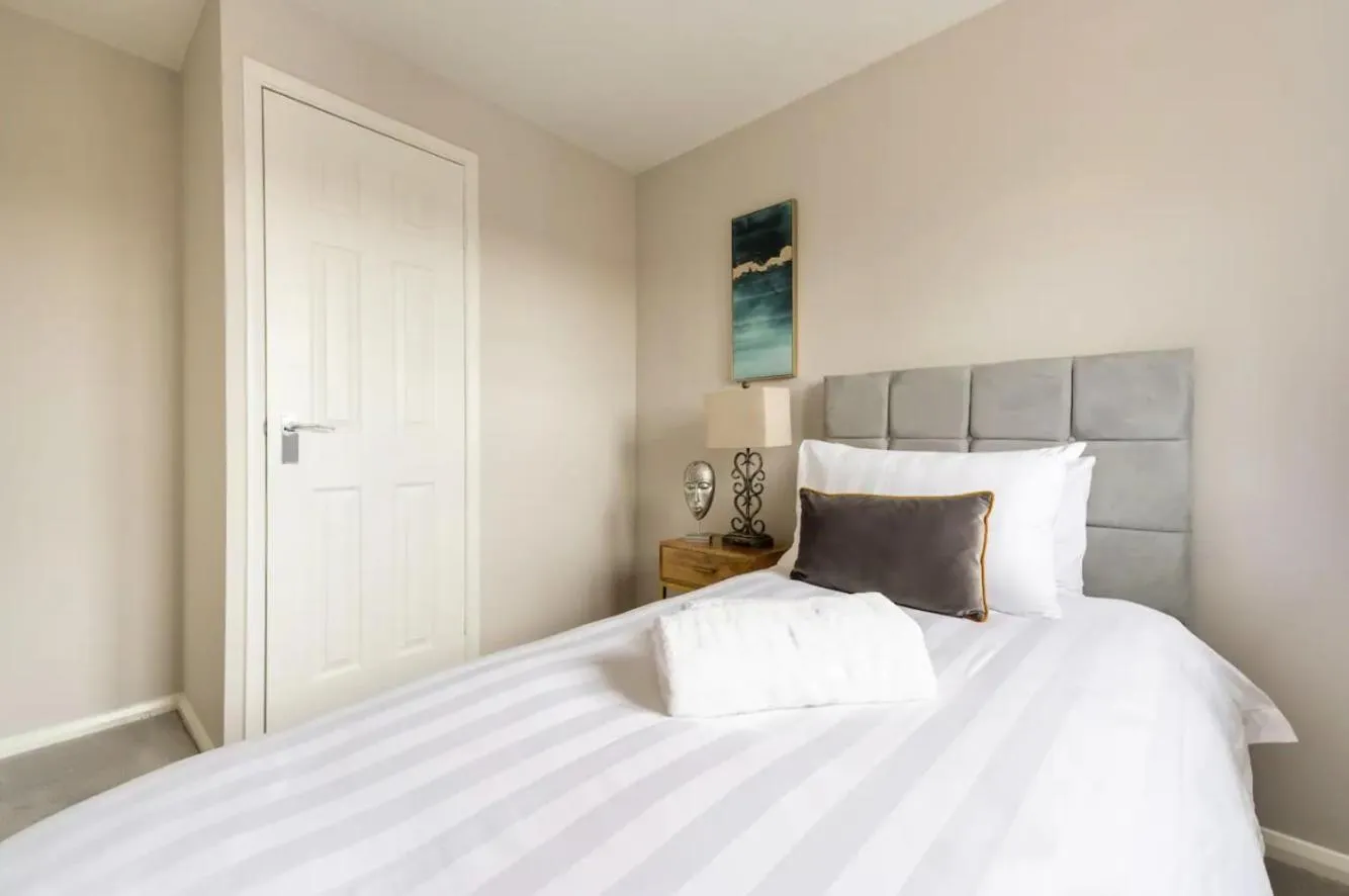 Bedroom, Bed in Virginia Water Family Getaway