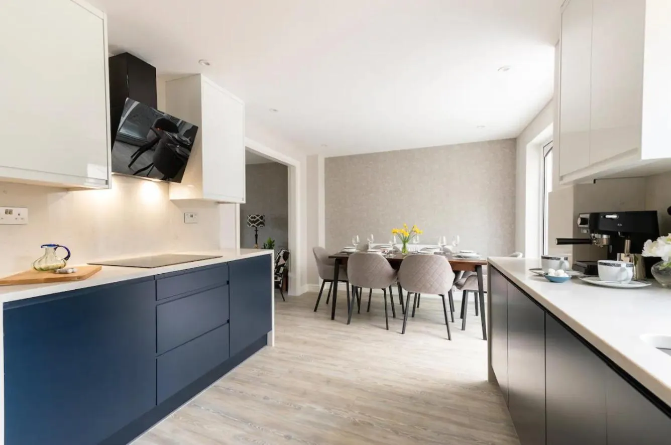 Kitchen or kitchenette in Virginia Water Family Getaway