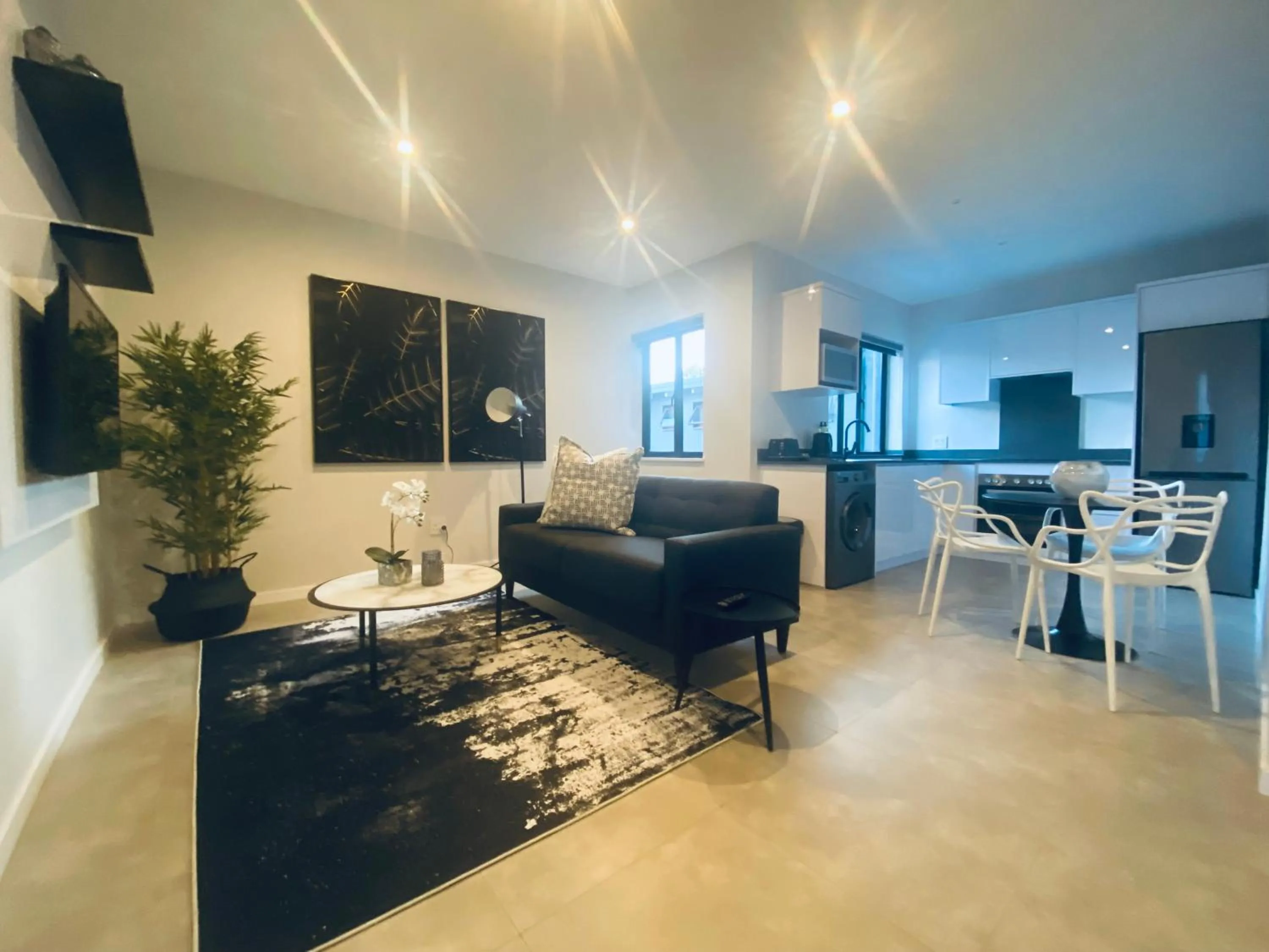 Dining area in MINT Apartments Greenside