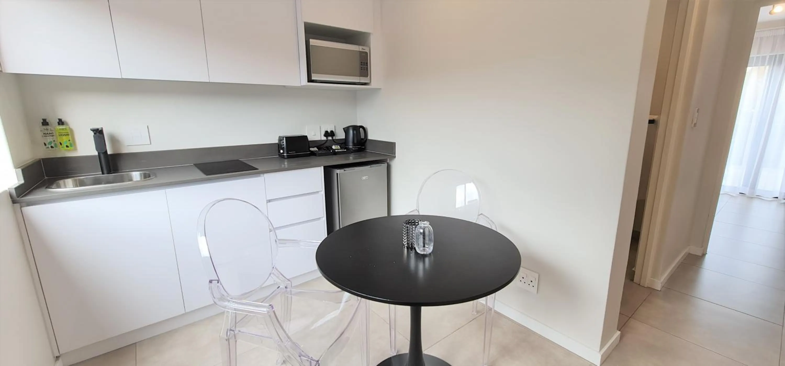Kitchen or kitchenette in MINT Apartments Greenside