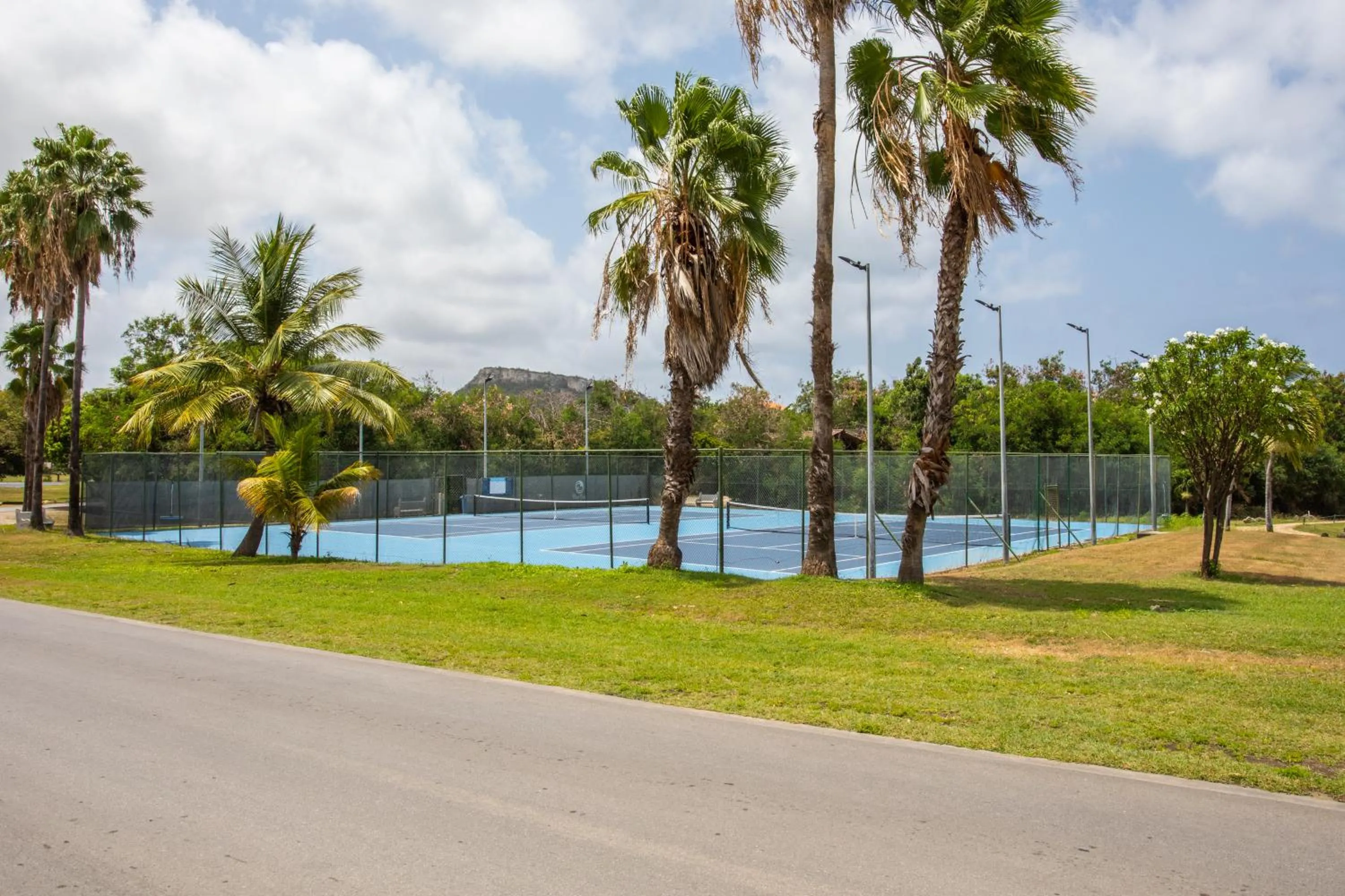 Tennis court in Blue Bay - The Reef