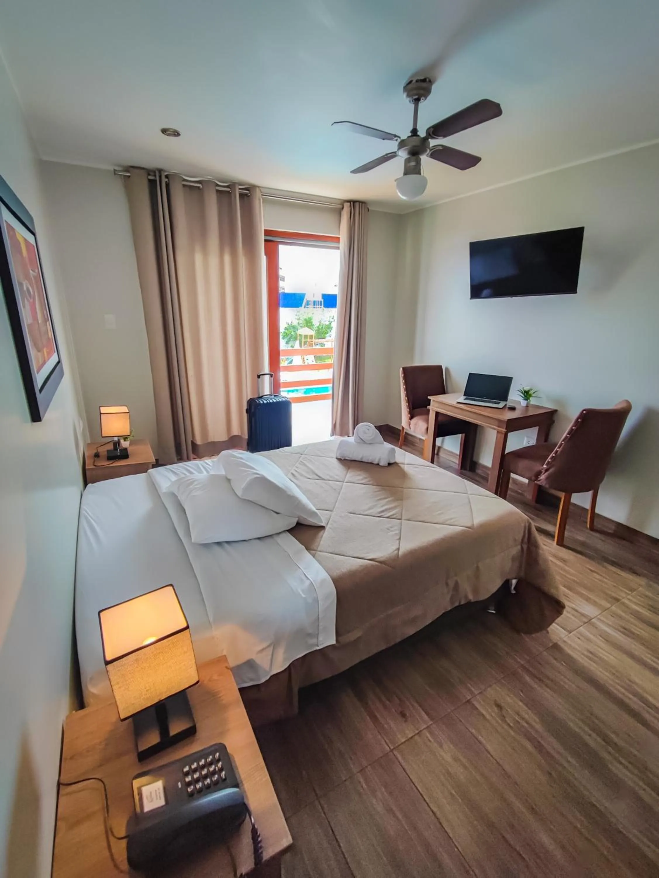 Staff, Bed in Hotel La Colina