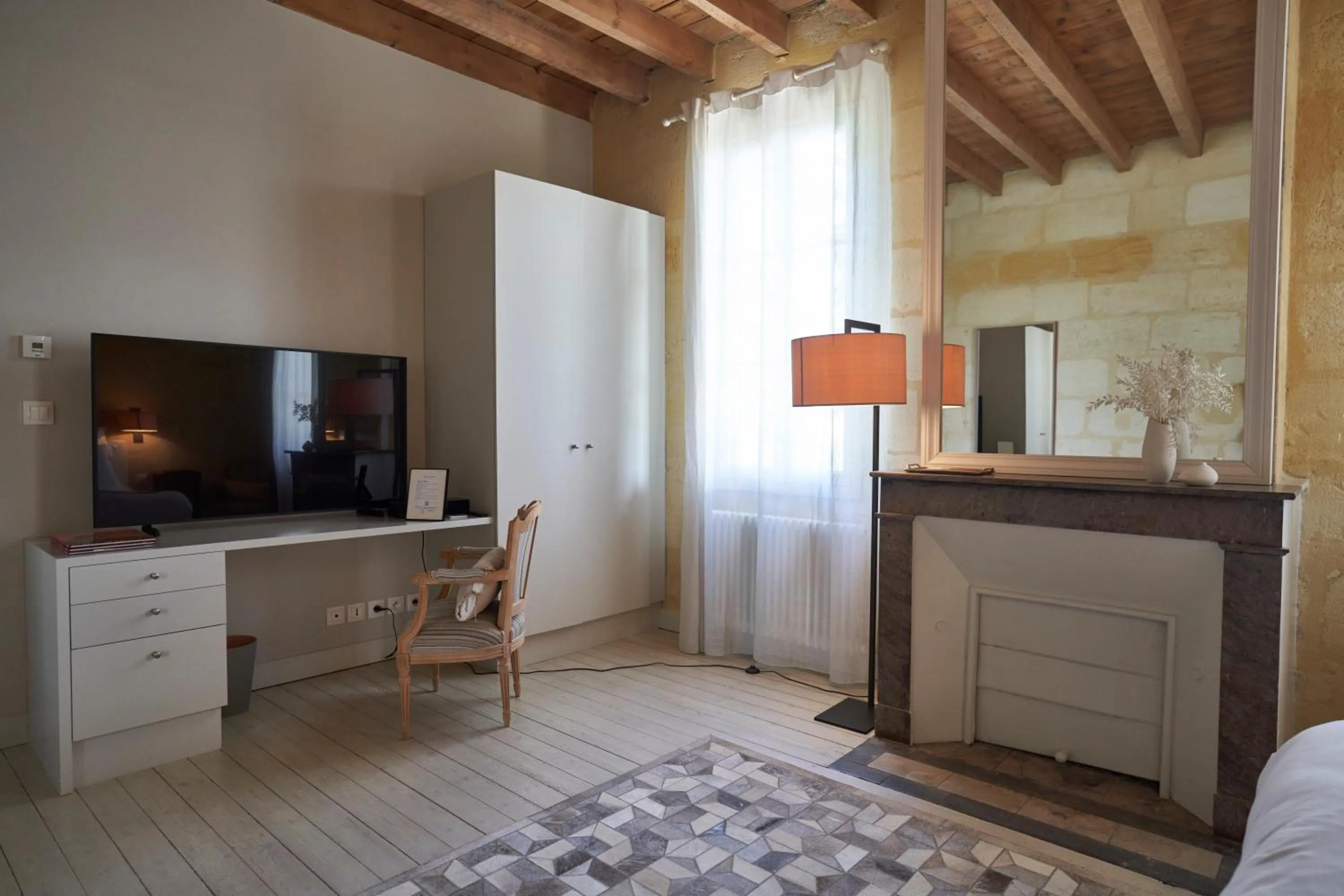 Bathroom, Bed in Château Bonalgue - Pomerol
