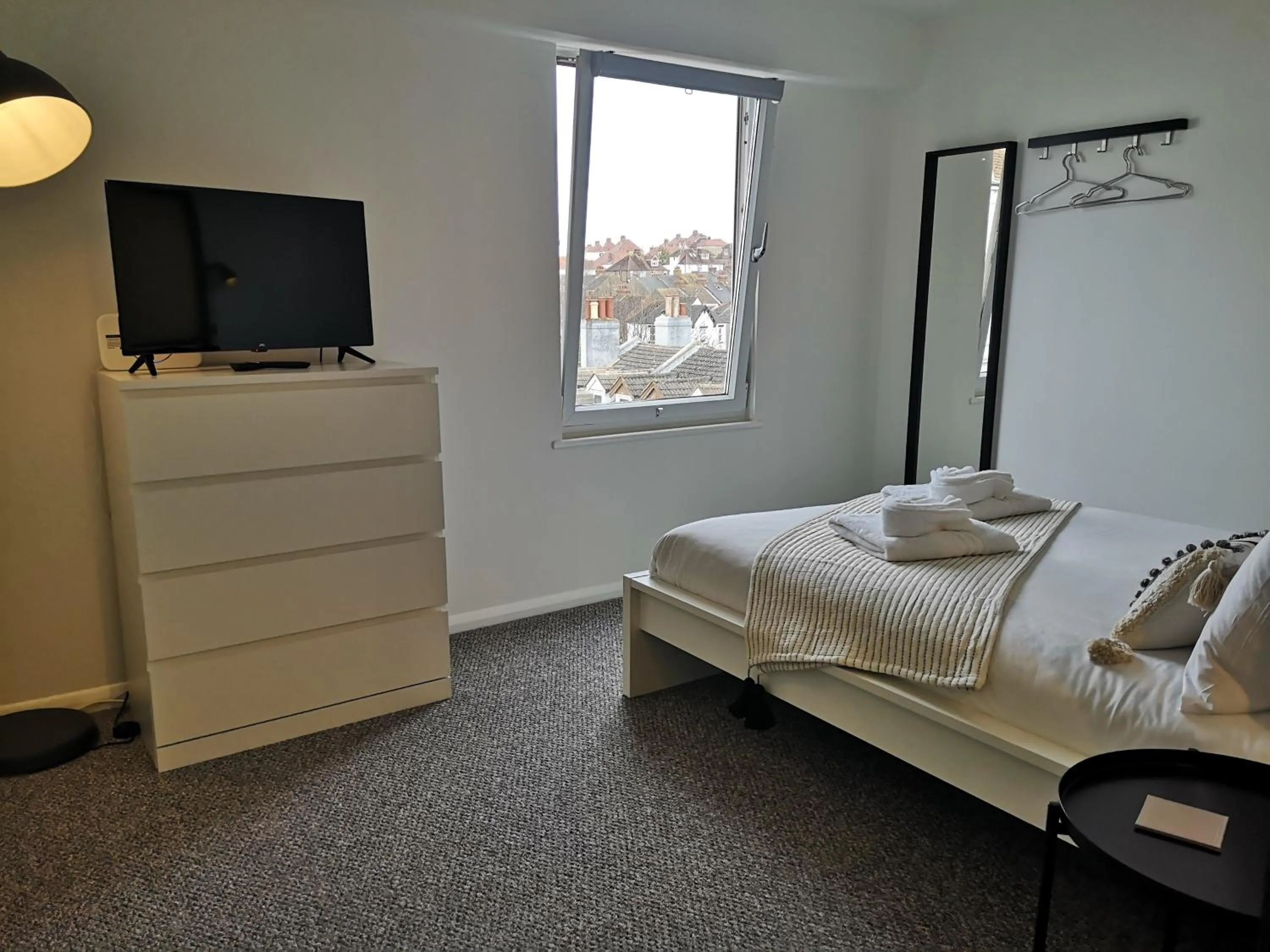 Bedroom, Bed in Eastcliff Escape Folkestone