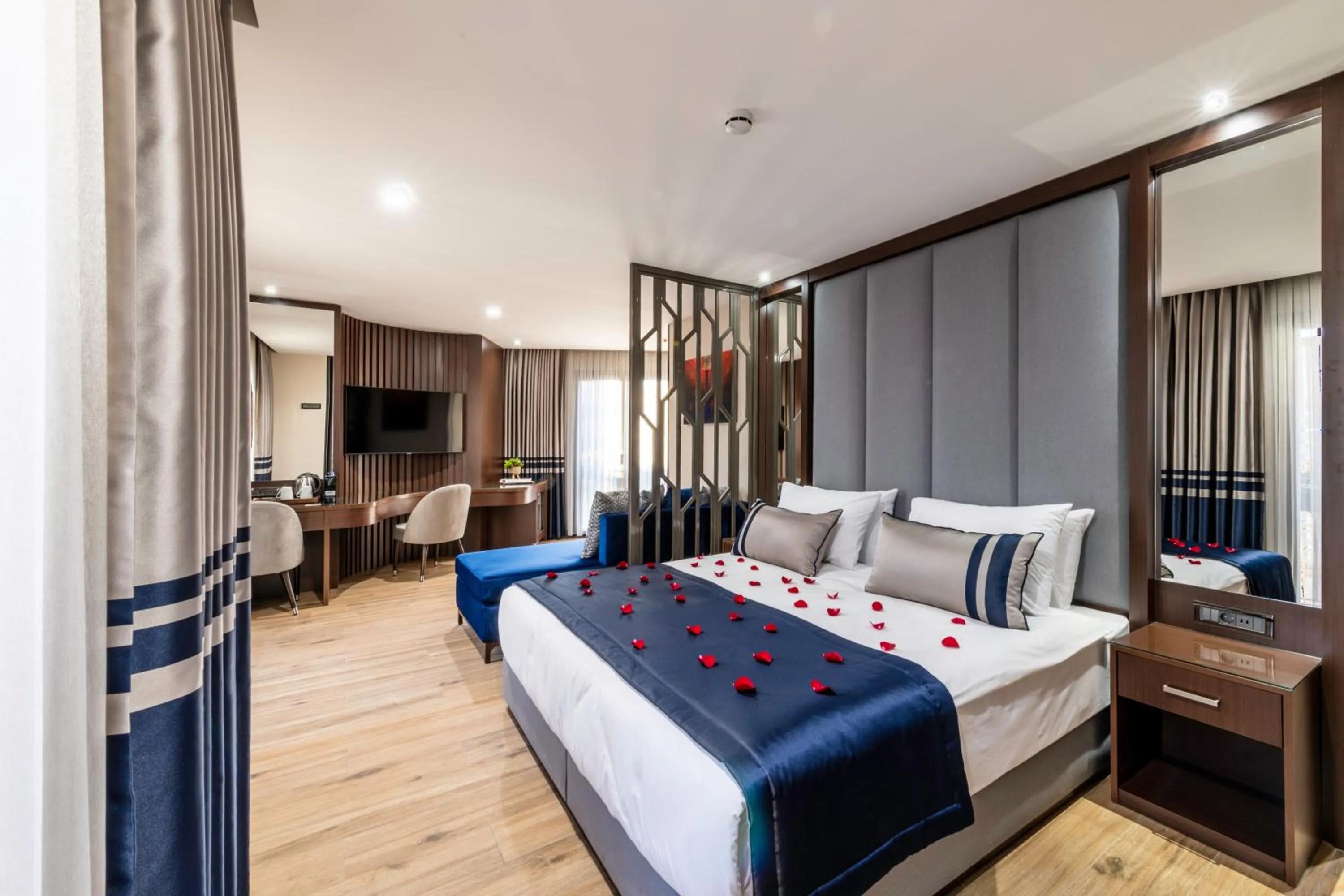 Photo of the whole room, Bed in Aprilis Deluxe Hotel