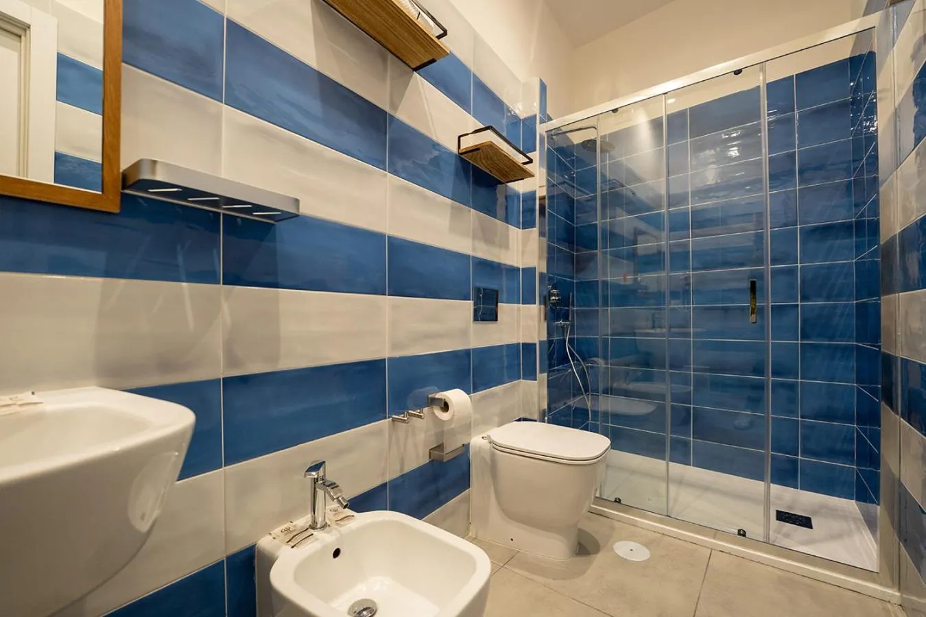 Shower in P.C. Boutique Medina H. Napoli Centro, by Clapa Group