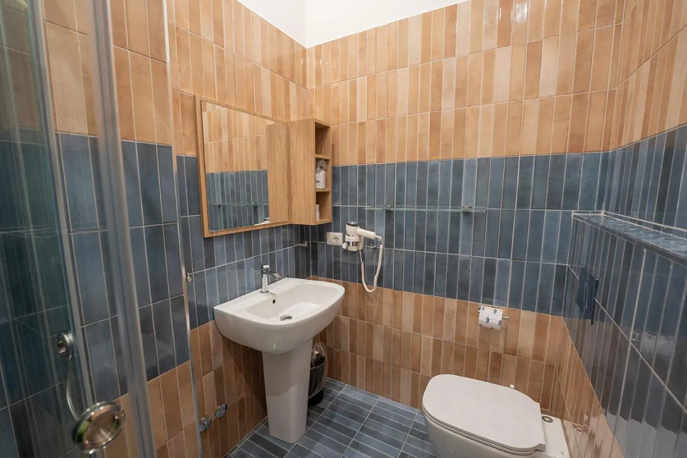 Shower in P.C. Boutique Medina H. Napoli Centro, by Clapa Group