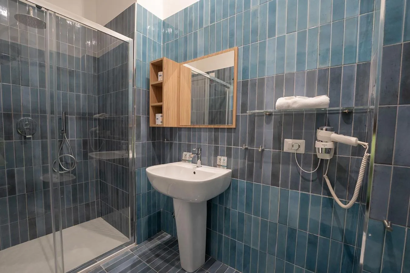 Shower in P.C. Boutique Medina H. Napoli Centro, by Clapa Group