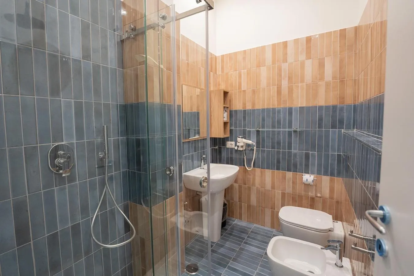 Shower in P.C. Boutique Medina H. Napoli Centro, by Clapa Group