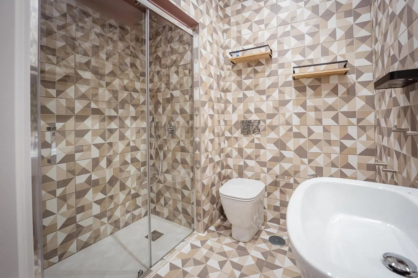 Shower in P.C. Boutique Medina H. Napoli Centro, by Clapa Group