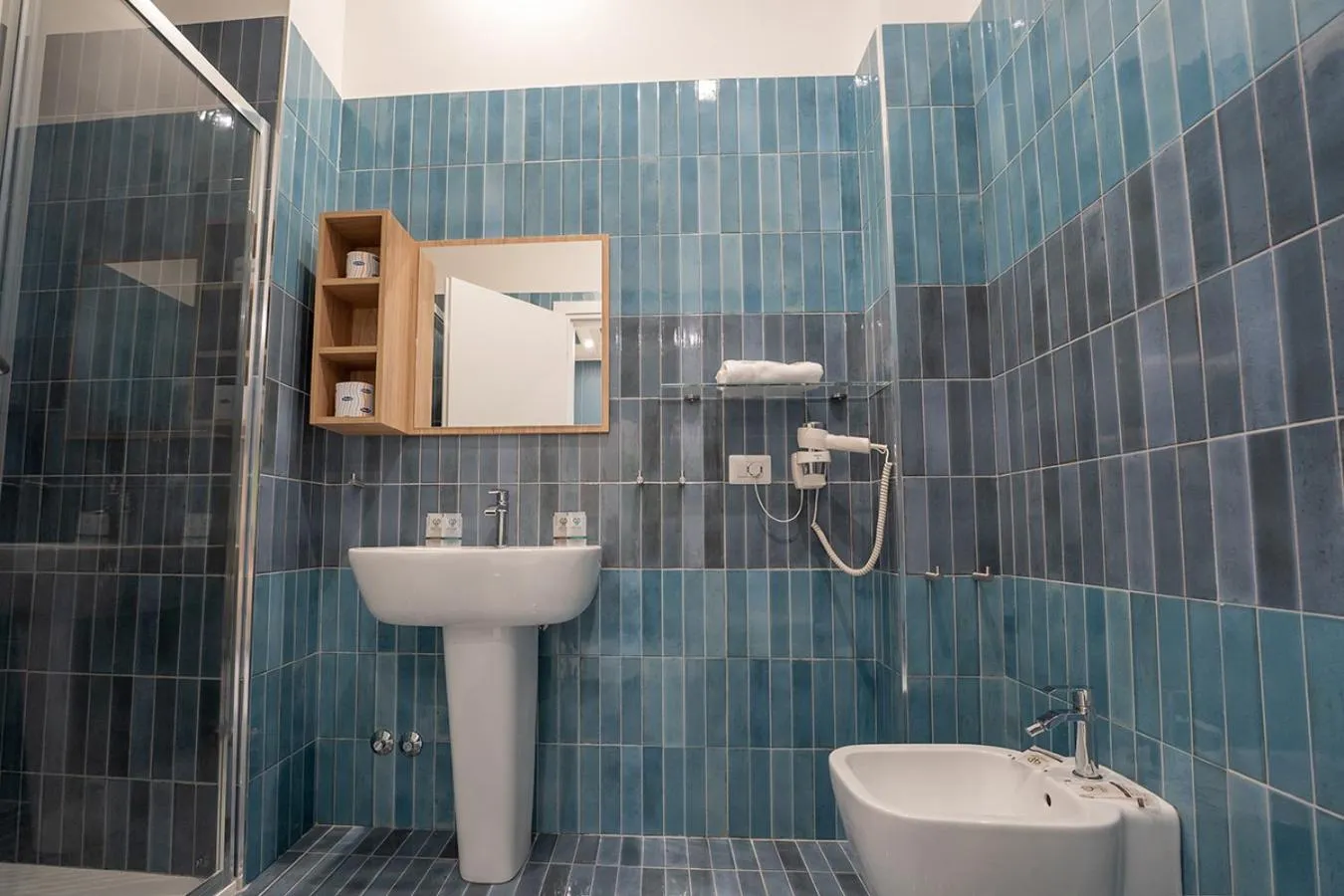 Shower in P.C. Boutique Medina H. Napoli Centro, by Clapa Group