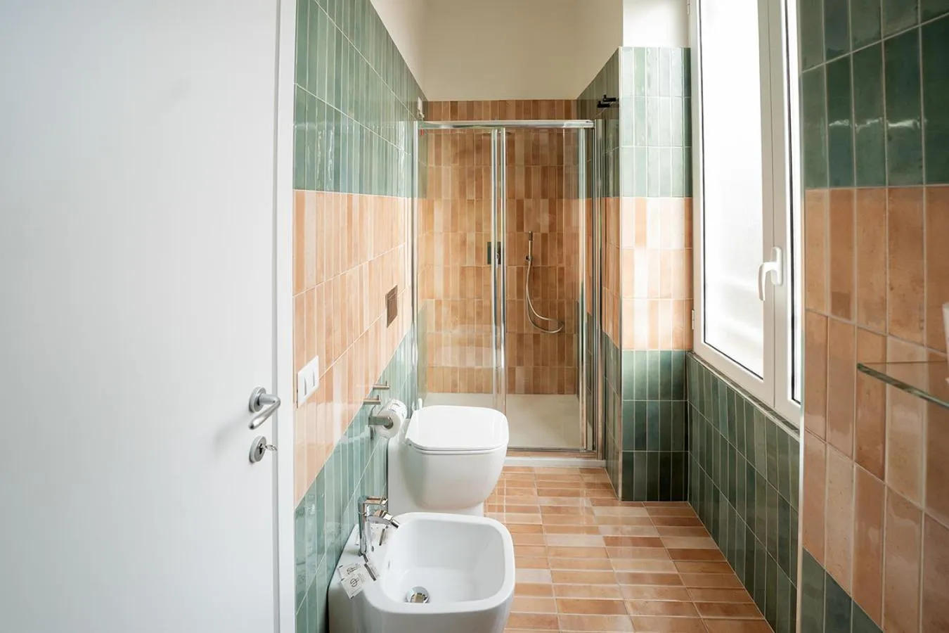 Shower in P.C. Boutique Medina H. Napoli Centro, by Clapa Group