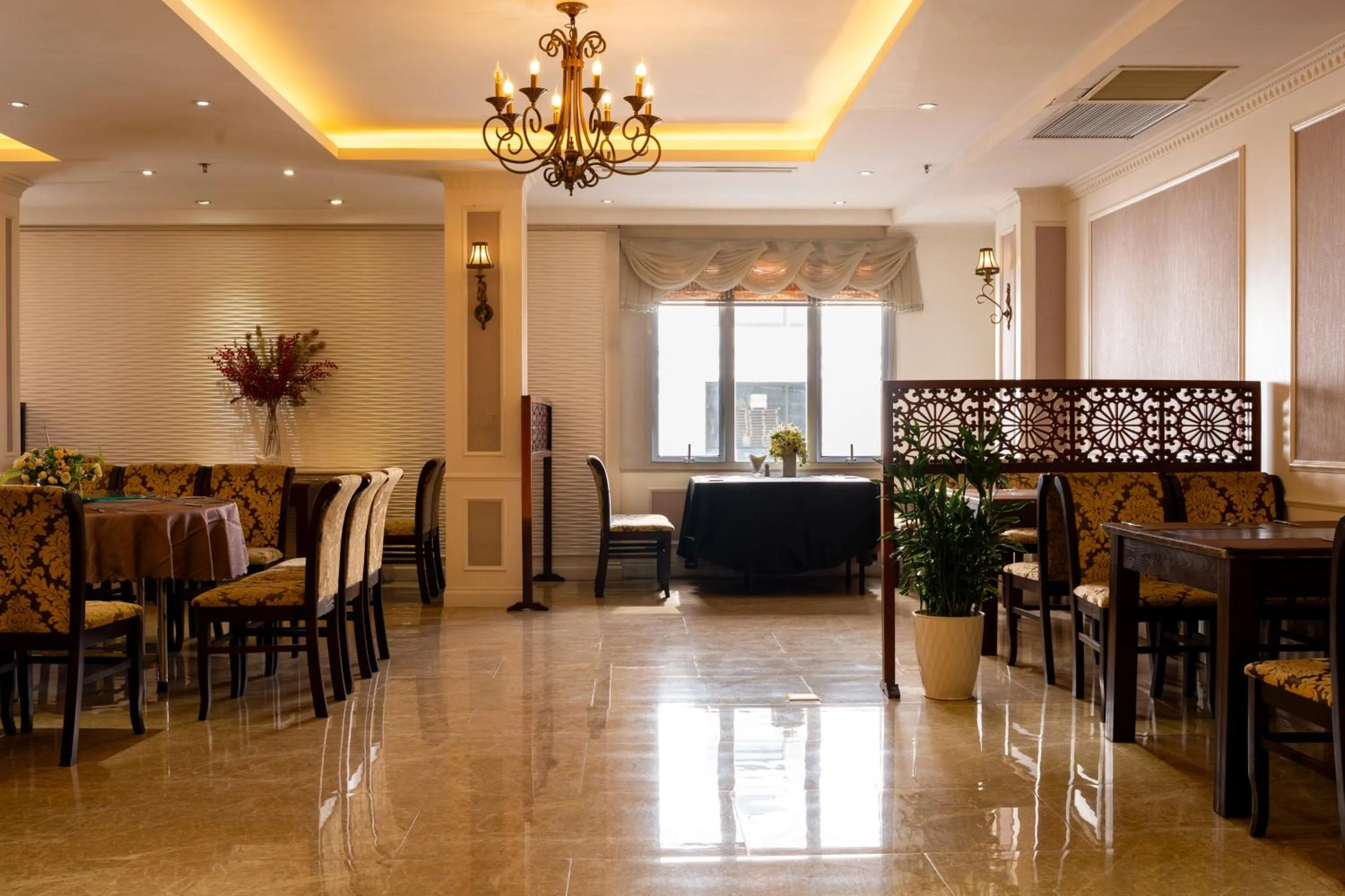 Restaurant/places to eat in CityBay Palace Hạ Long Hotel