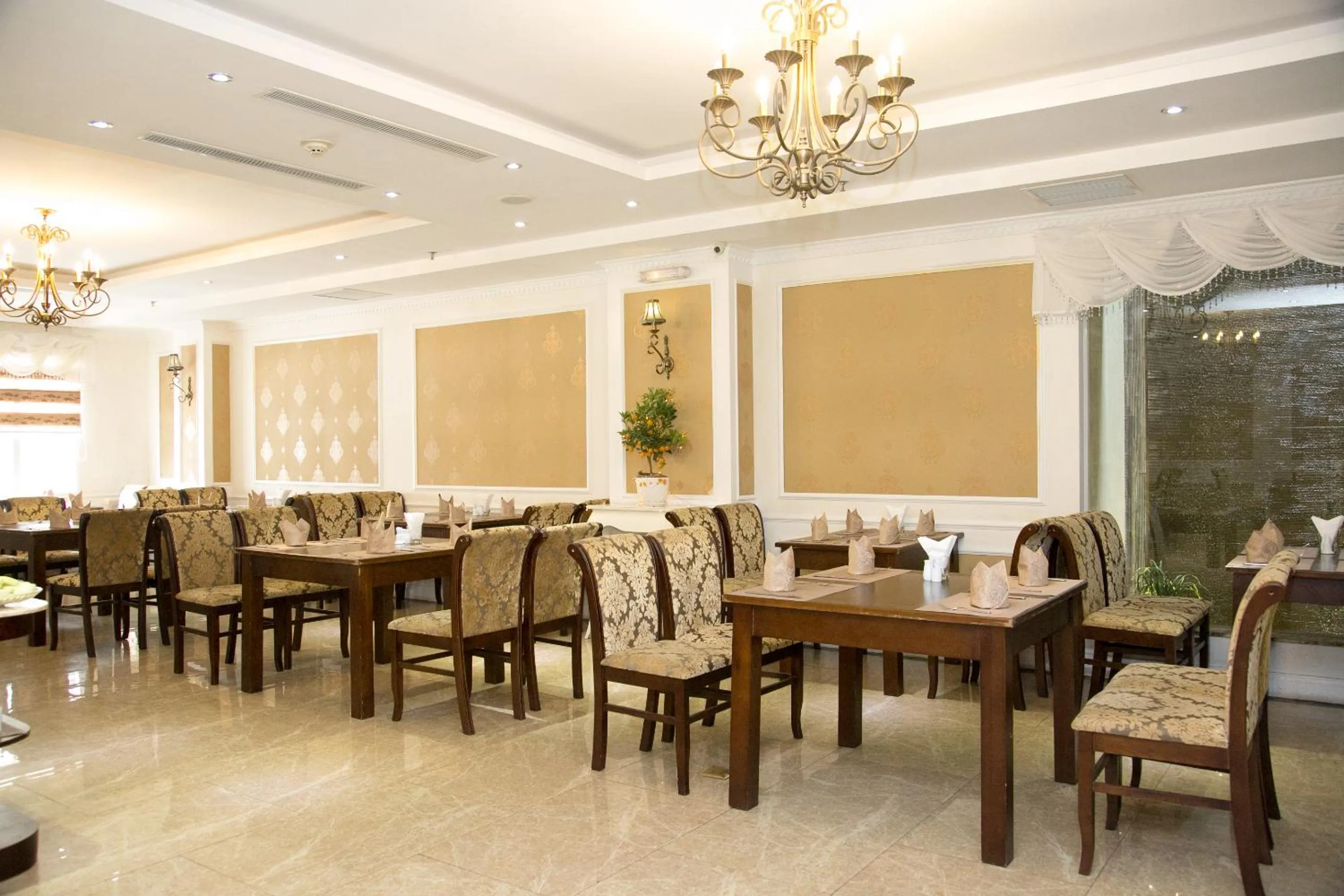 Restaurant/places to eat in CityBay Palace Hạ Long Hotel