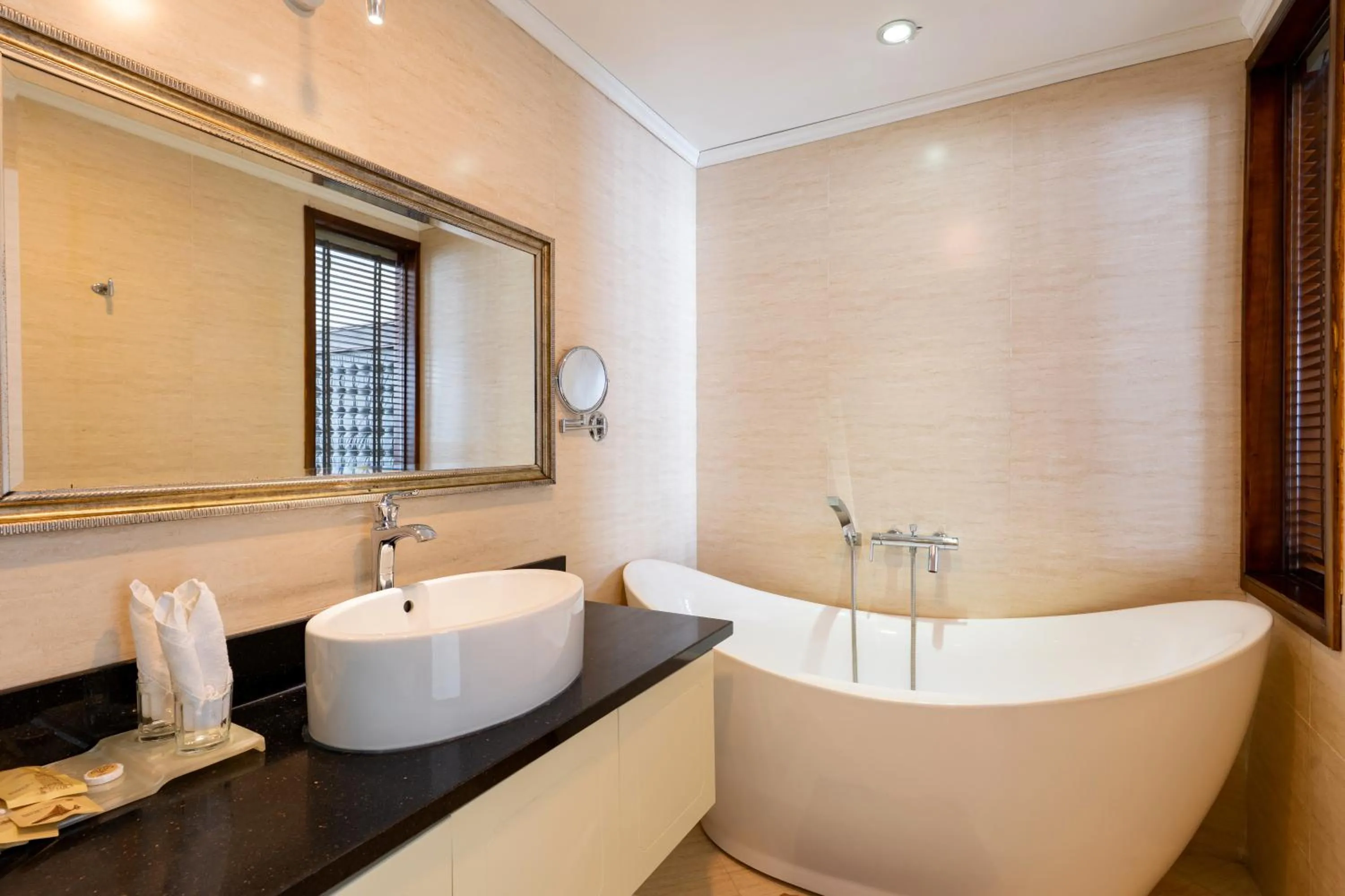 Bath in CityBay Palace Hạ Long Hotel