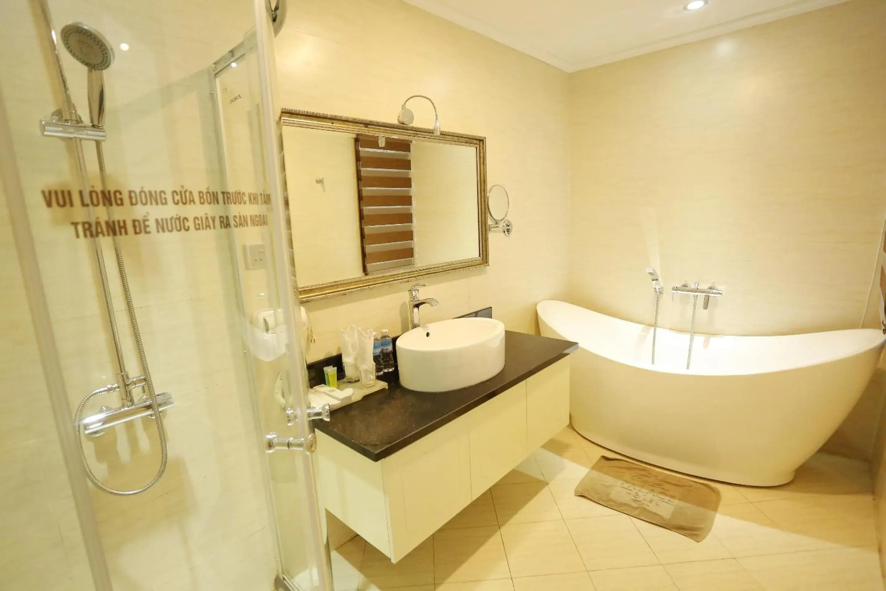 Deluxe Double Room with Bath in CityBay Palace Hạ Long Hotel Deluxe Double Room with Bath in CityBay Palace Hạ Long Hotel