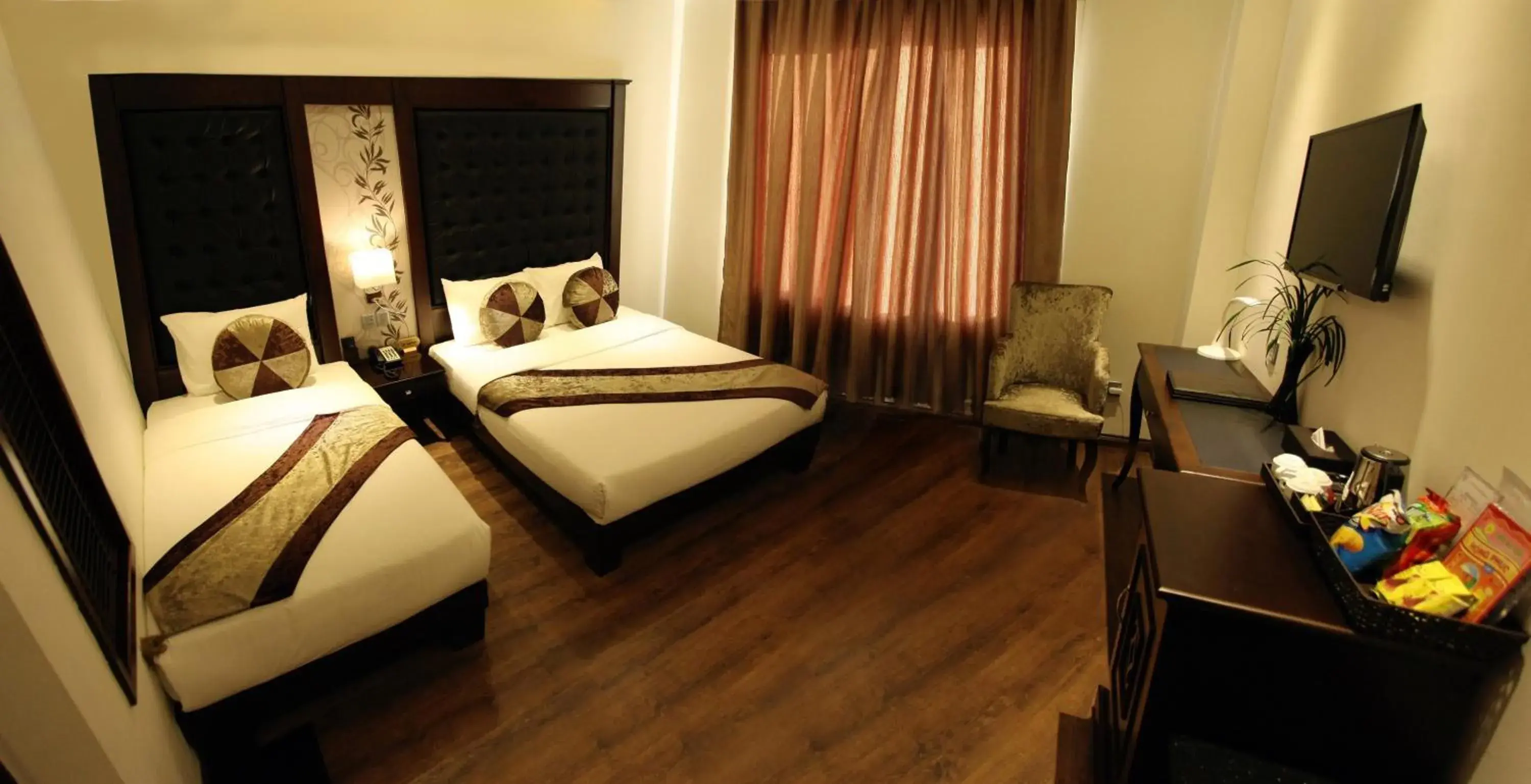 Deluxe Triple Room with City View in CityBay Palace Hạ Long Hotel Deluxe Triple Room with City View in CityBay Palace Hạ Long Hotel