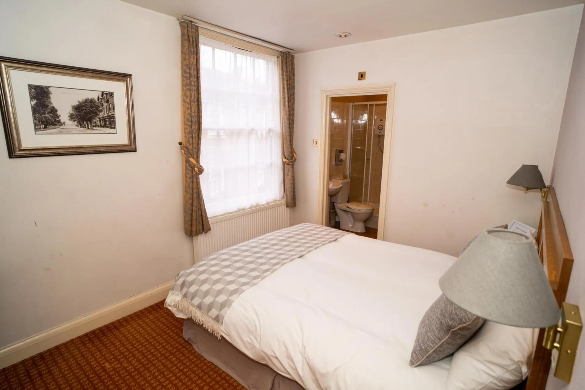 Bedroom, Bed in The Silver Cup