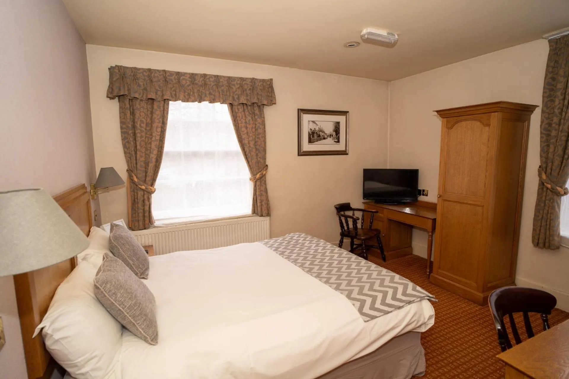 Bedroom, Bed in The Silver Cup