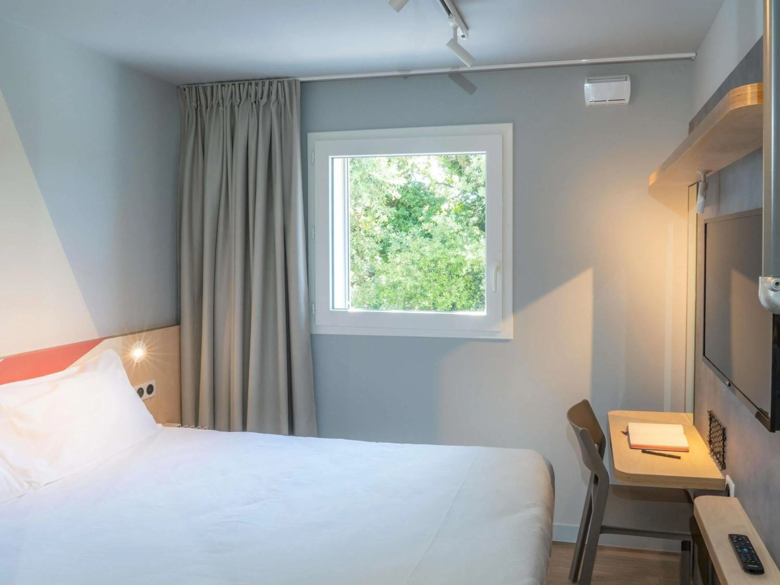 Bedroom, Bed in ibis budget Le Cannet des Maures