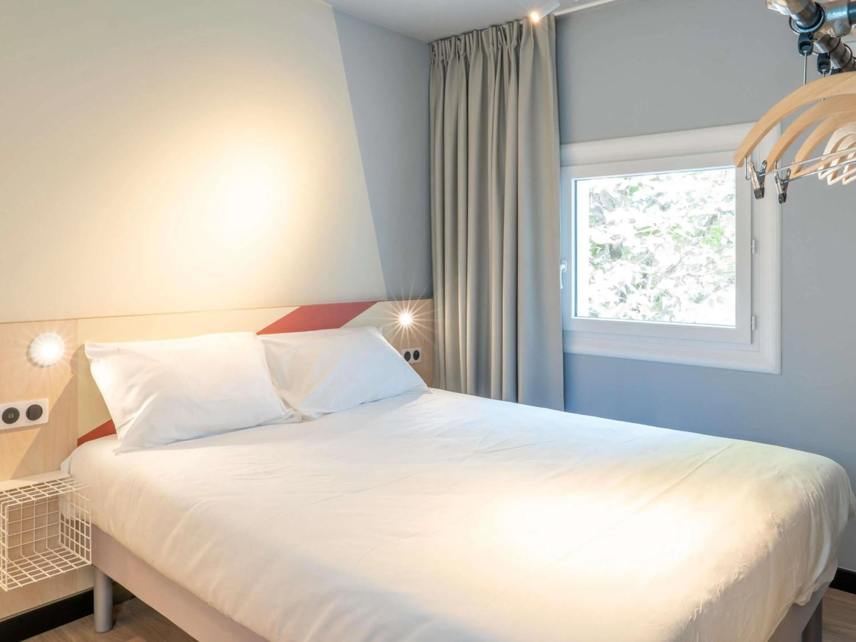 Bedroom, Bed in ibis budget Le Cannet des Maures
