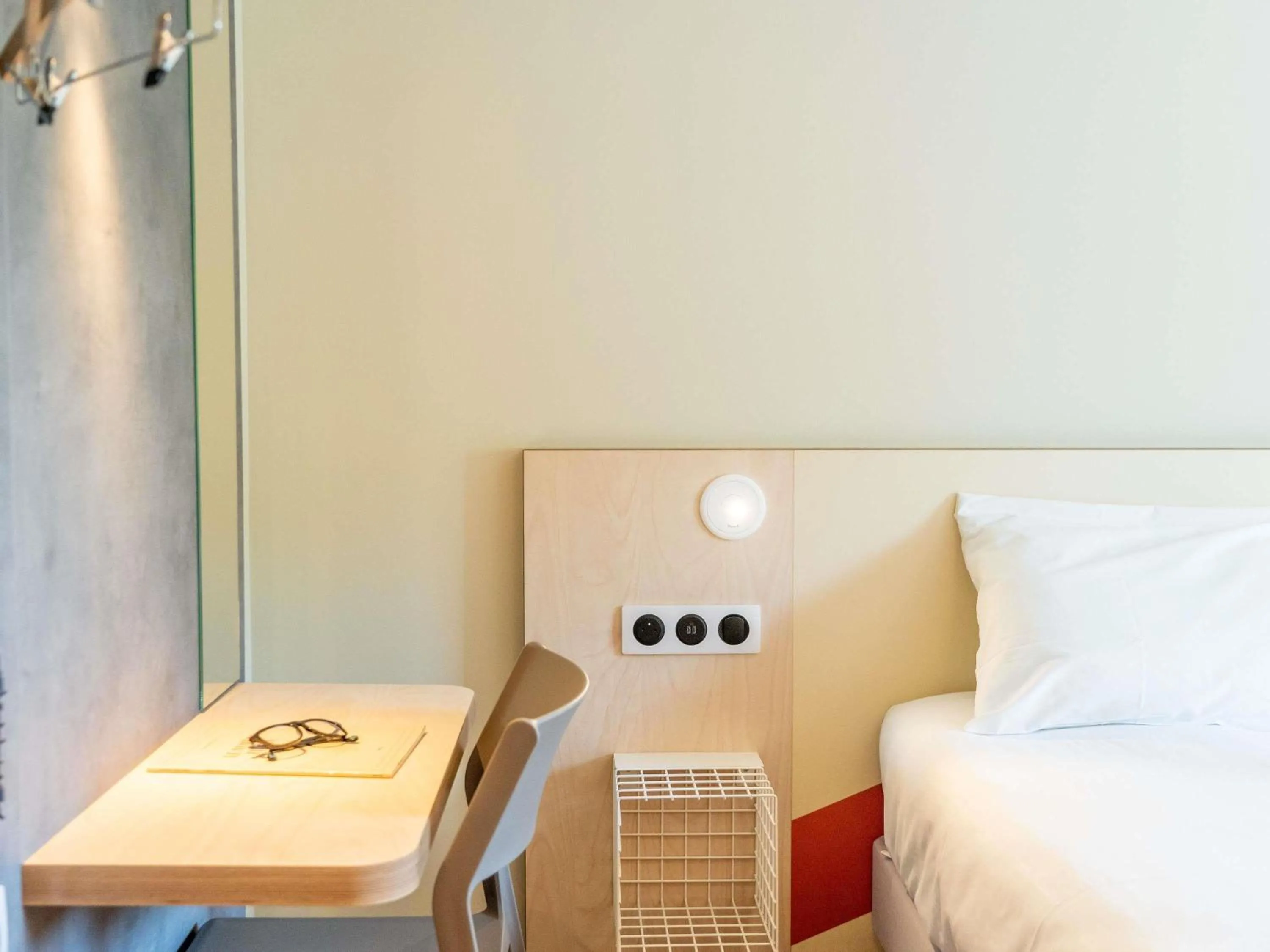 Bedroom, Bed in ibis budget Le Cannet des Maures