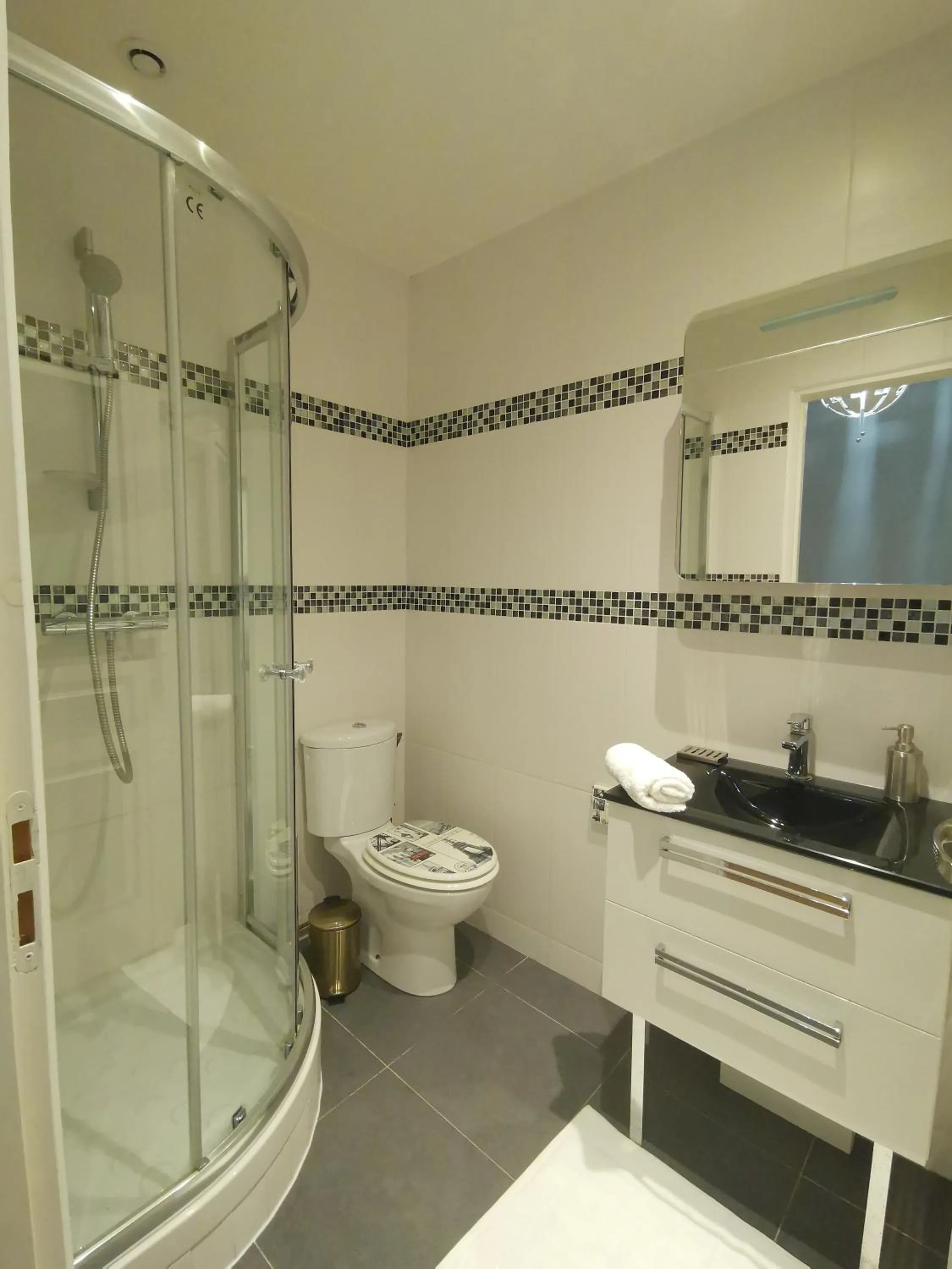 Shower in Hotel Oh Sevres Autrement