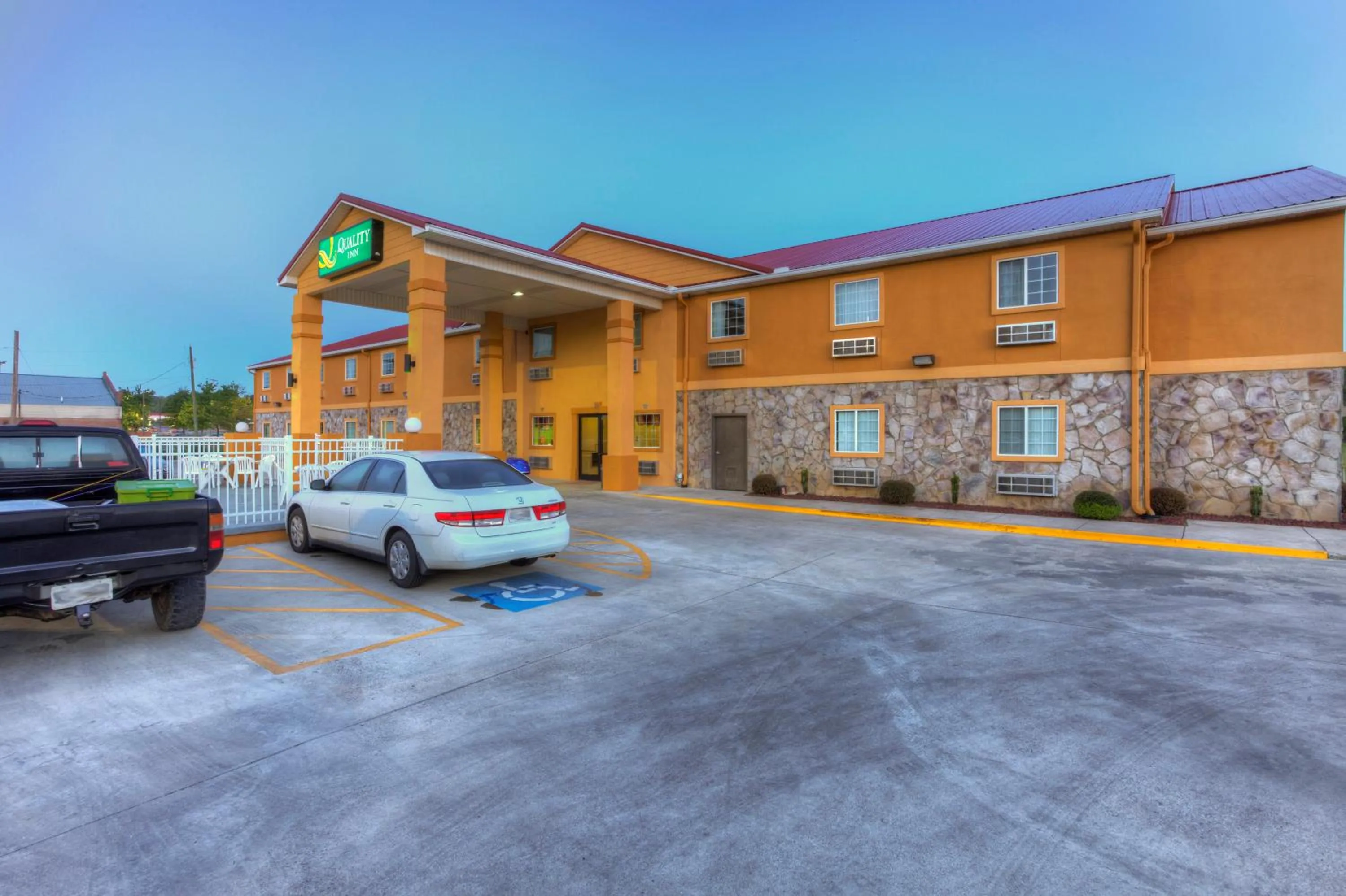 Facade/entrance in Quality Inn Fort Payne