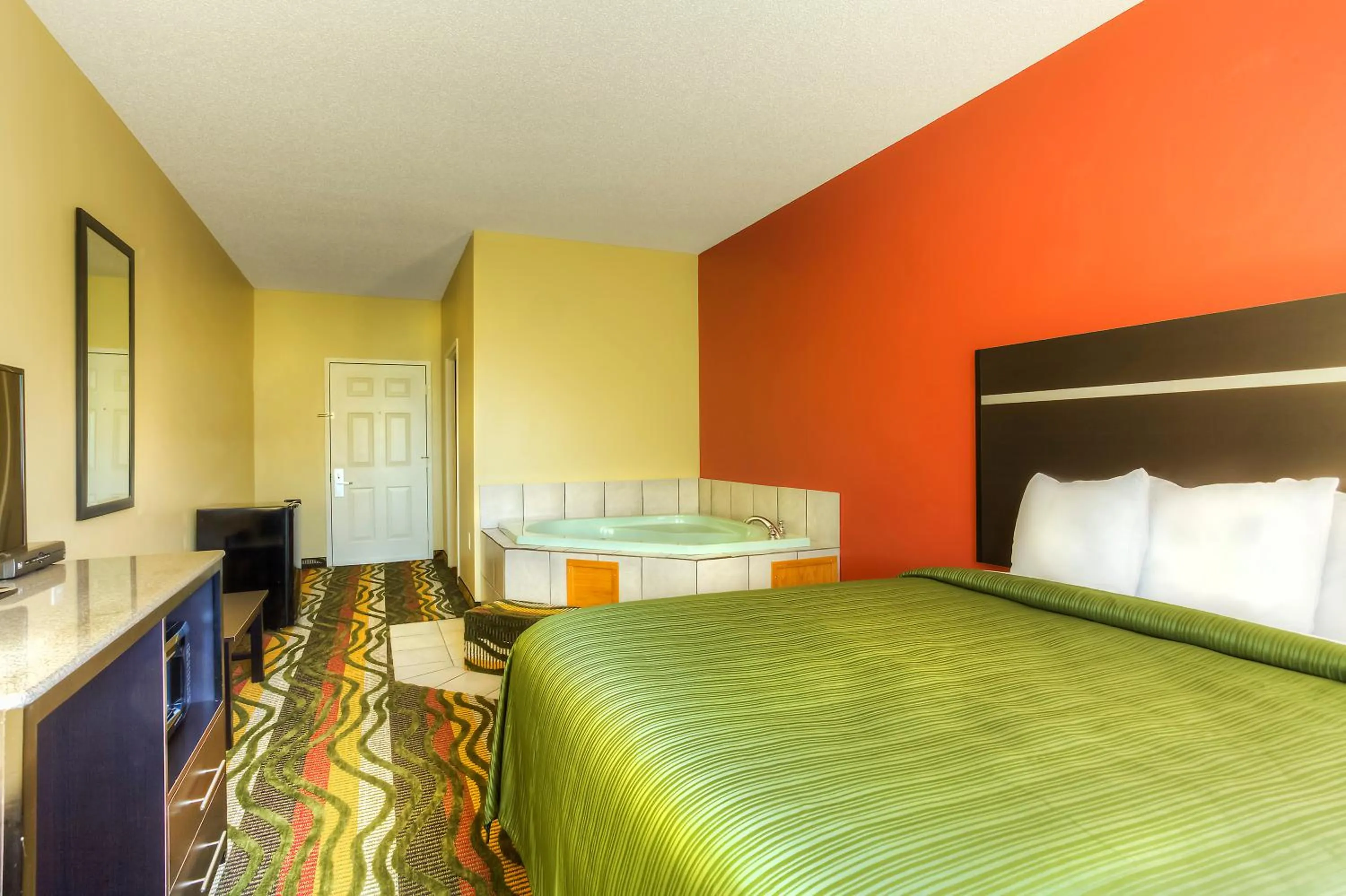 Bed in Quality Inn Fort Payne