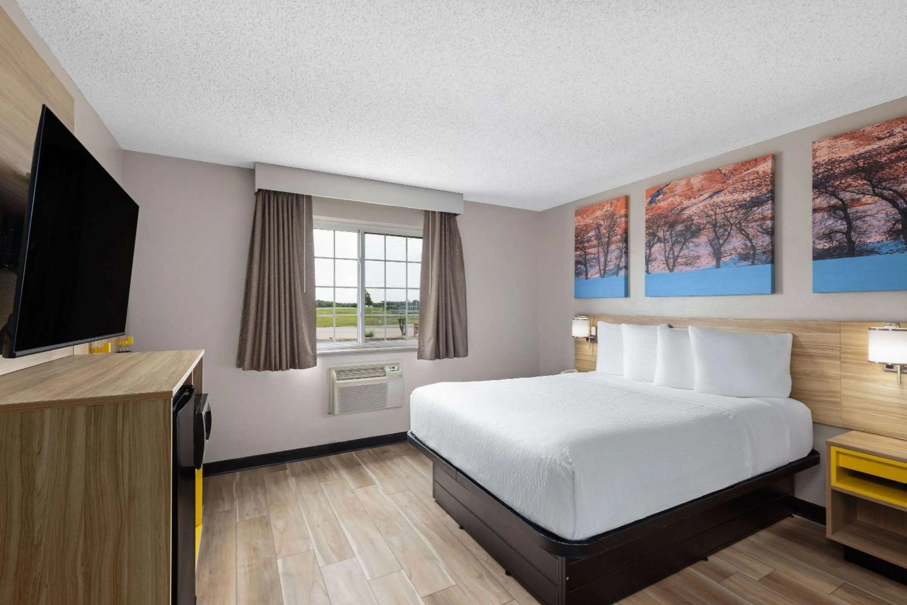 Photo of the whole room, Bed in Days Inn by Wyndham Miami