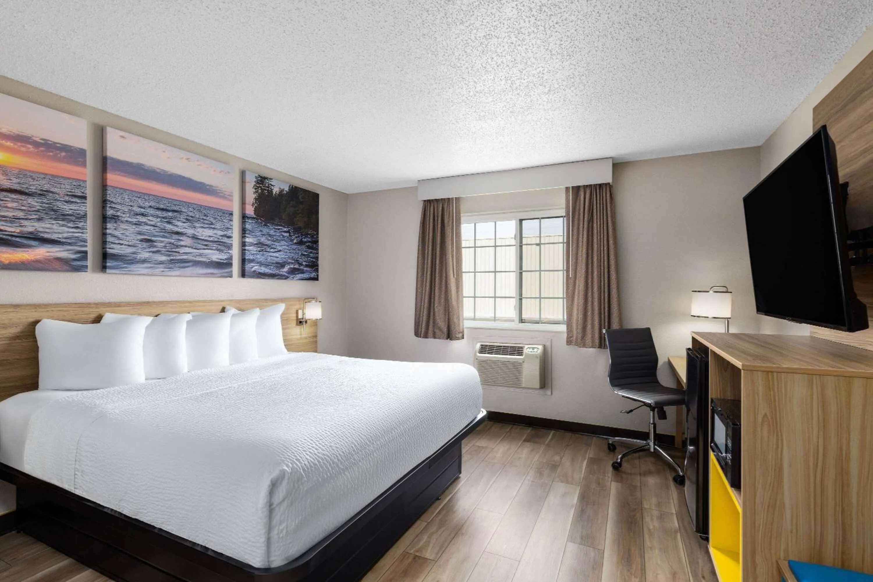 Photo of the whole room, Bed in Days Inn by Wyndham Miami