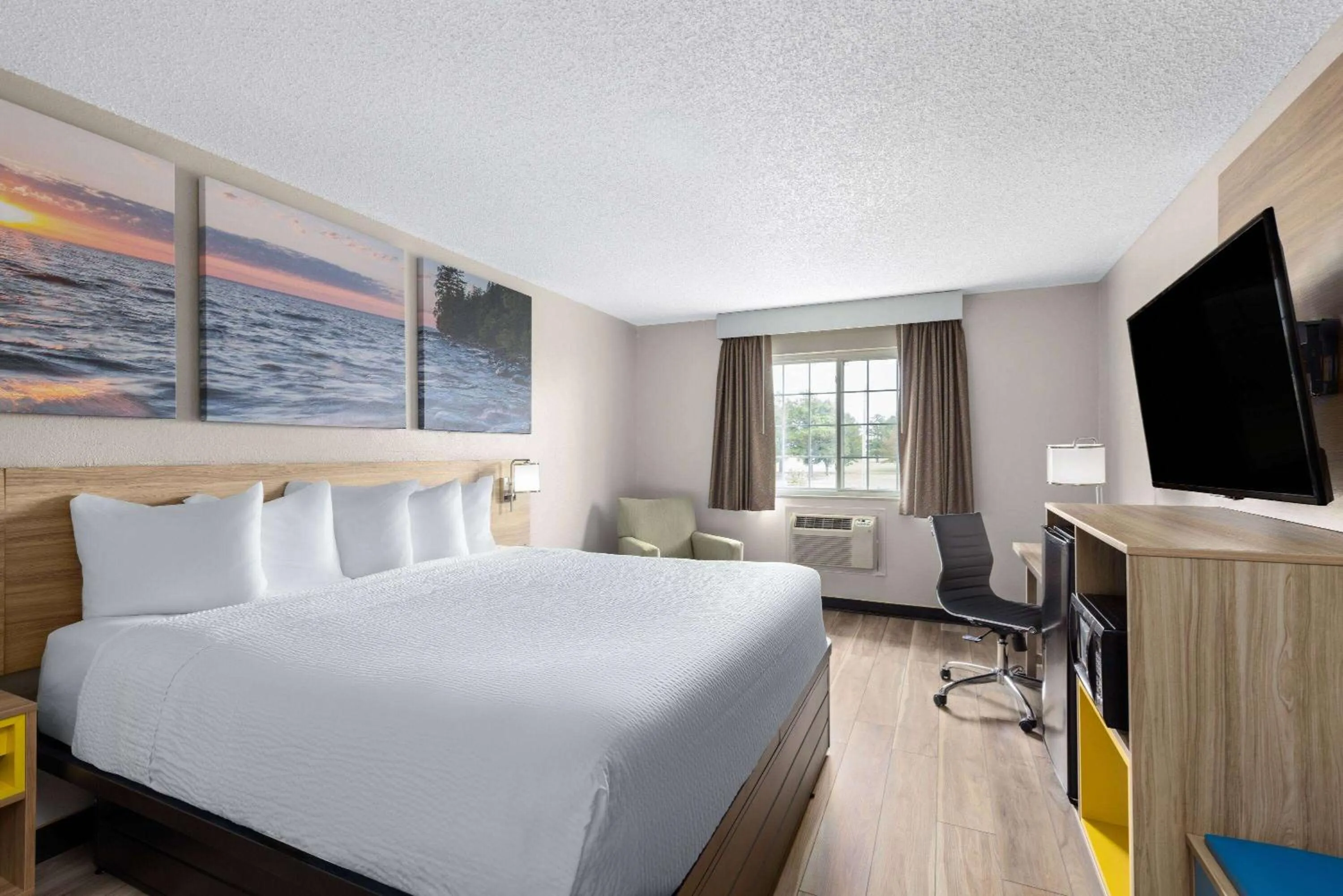 Photo of the whole room, Bed in Days Inn by Wyndham Miami