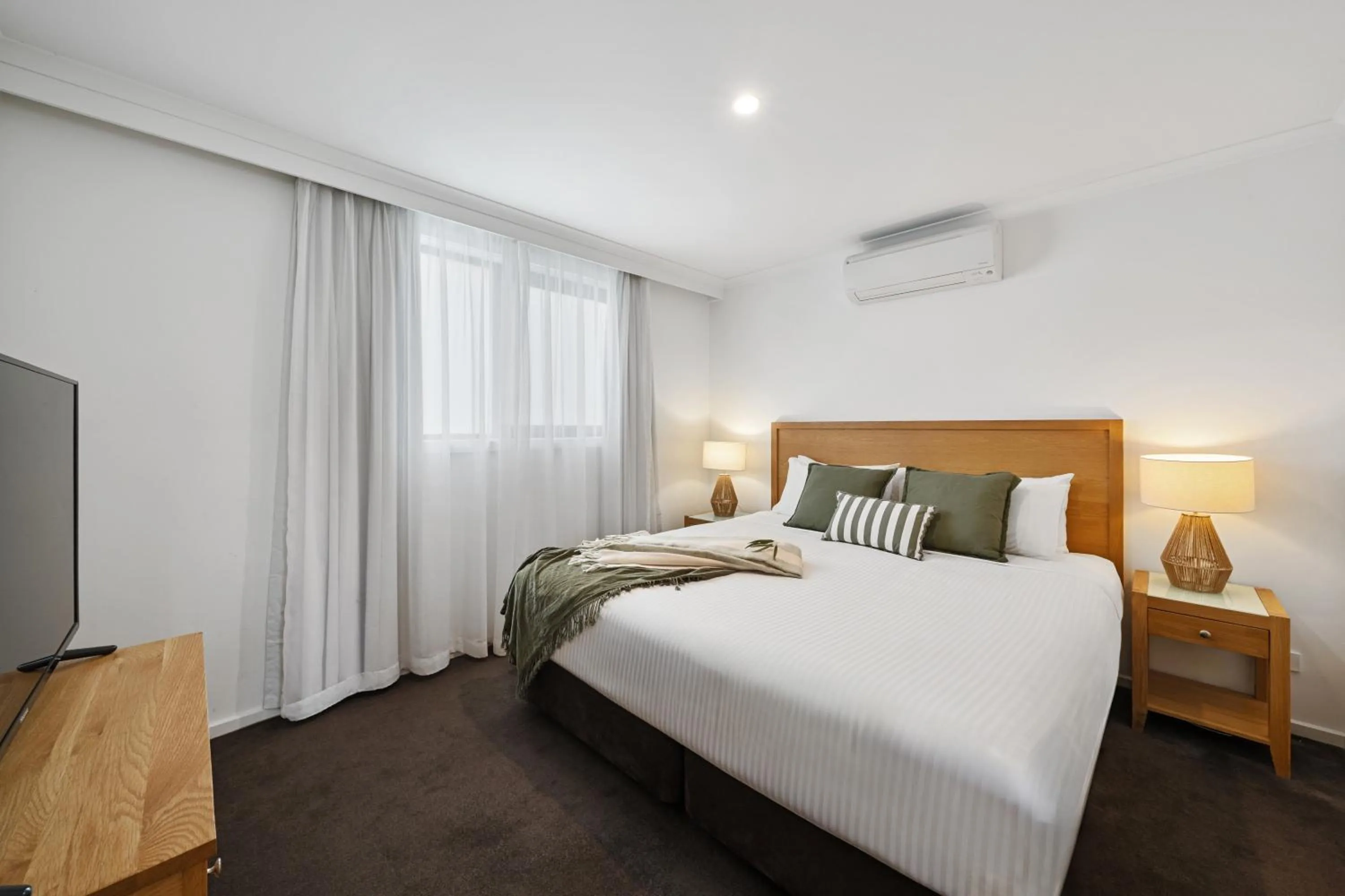 Bedroom, Bed in New Crossing Place Motel