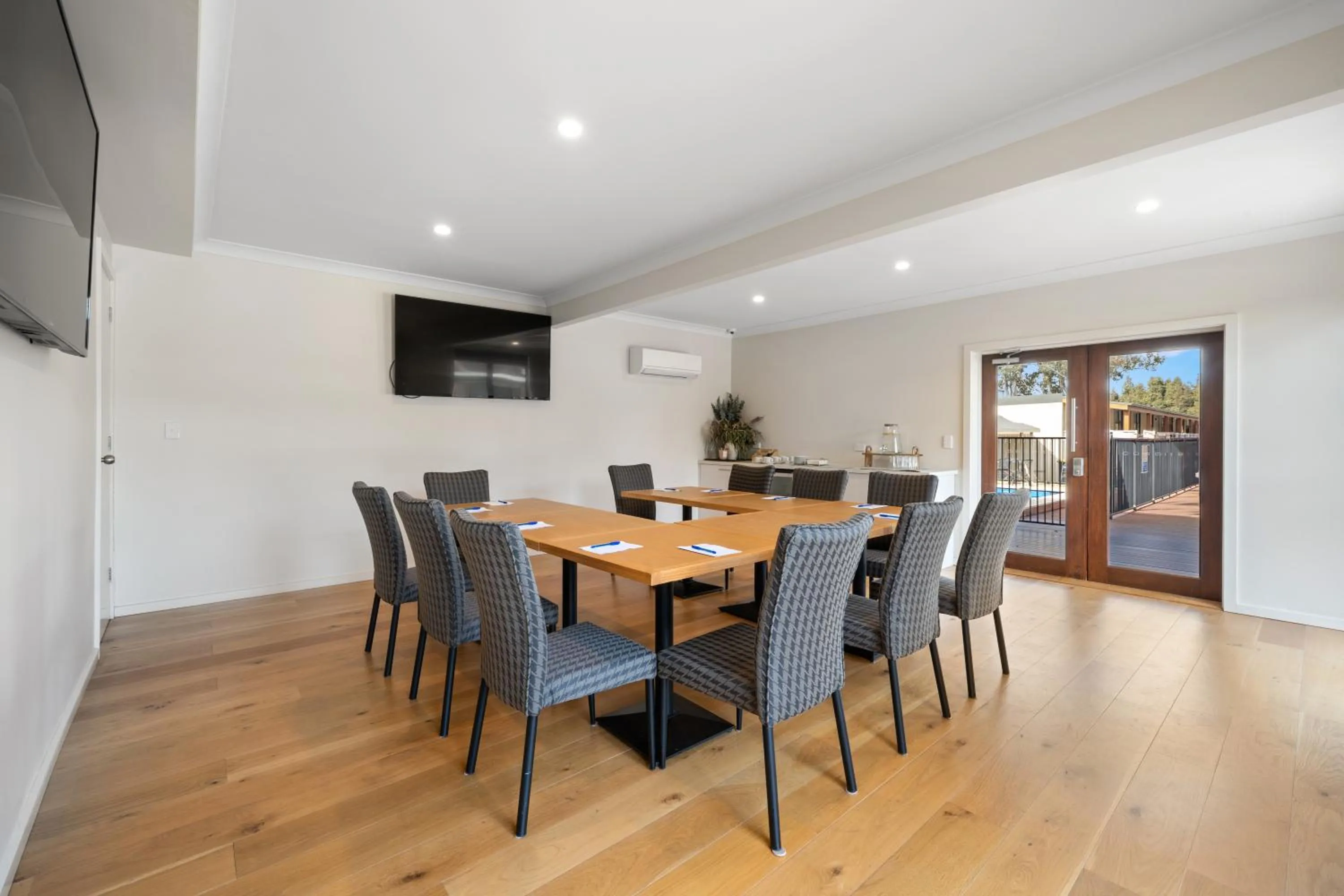 Meeting/conference room in New Crossing Place Motel