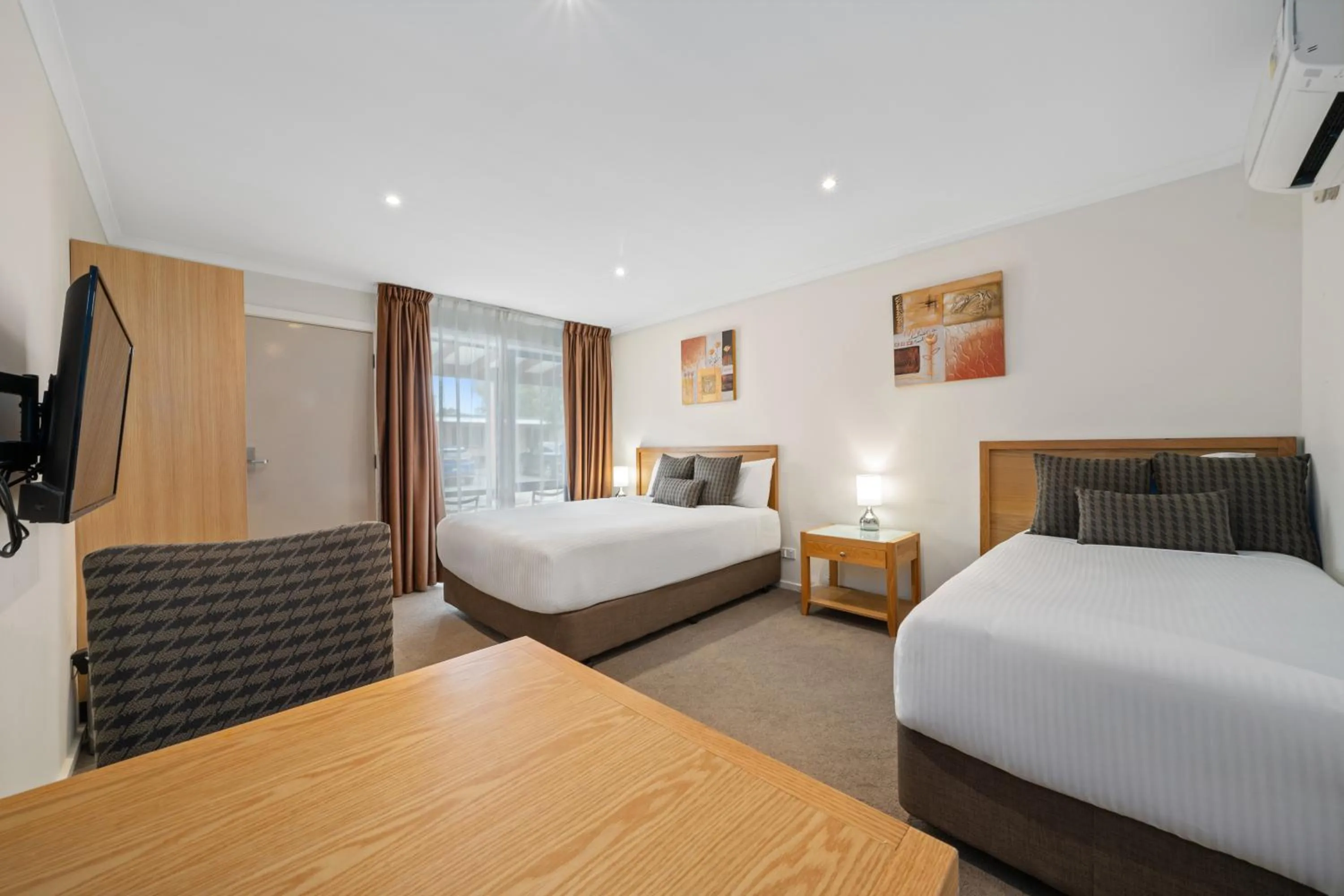 Bedroom, Bed in New Crossing Place Motel