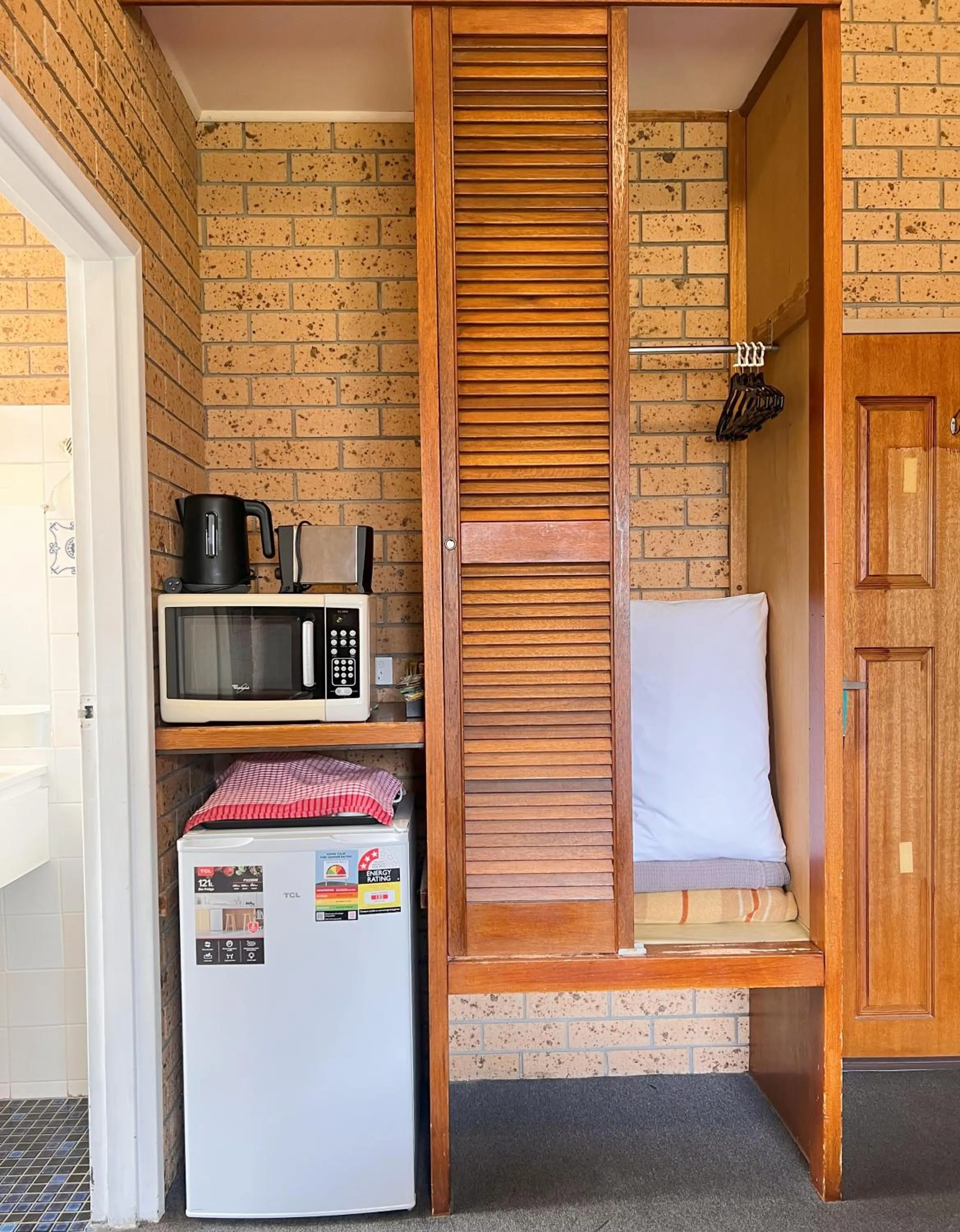 Kitchen or kitchenette in Colac Mid City Motor Inn
