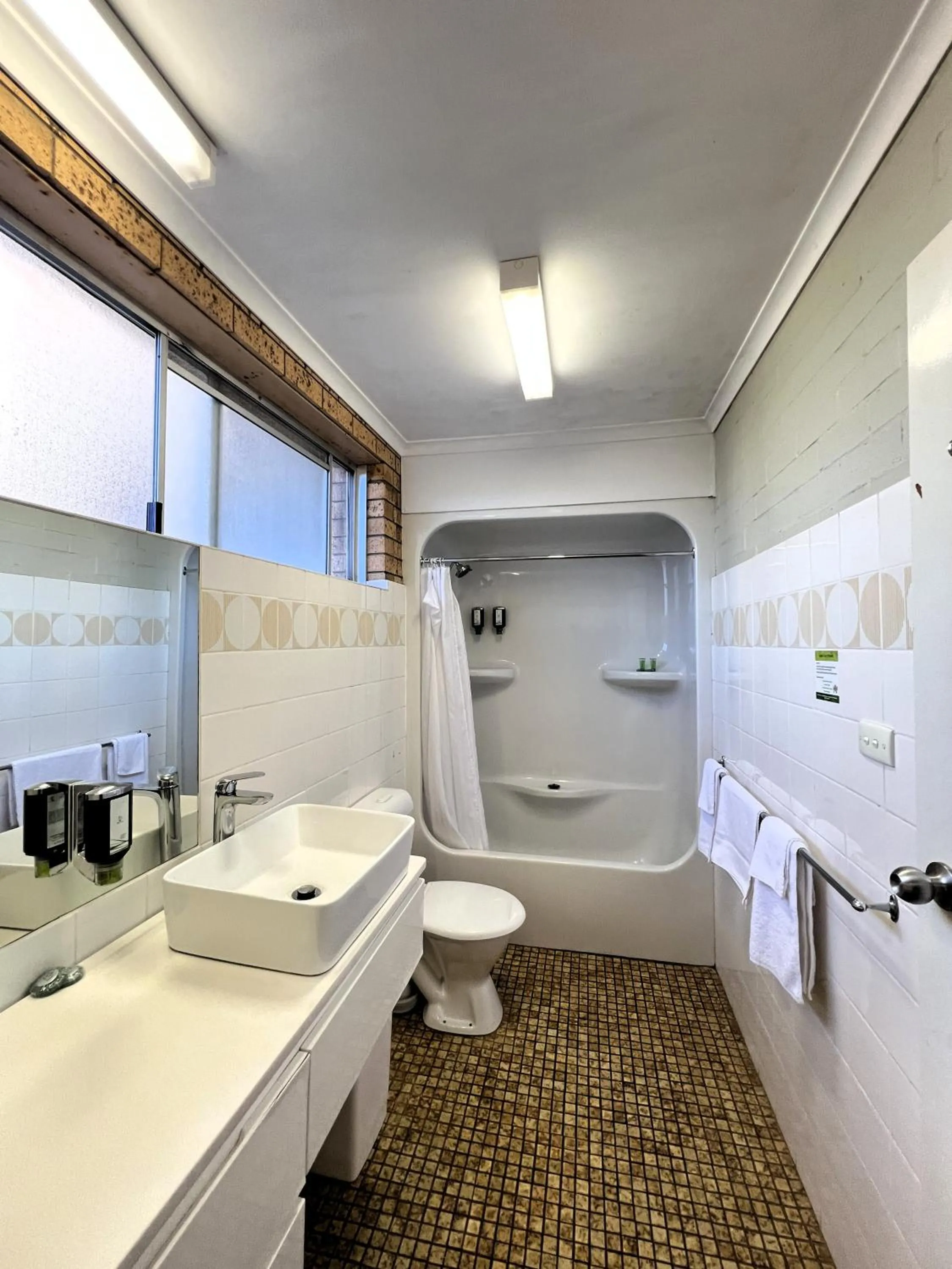 Bathroom in Colac Mid City Motor Inn